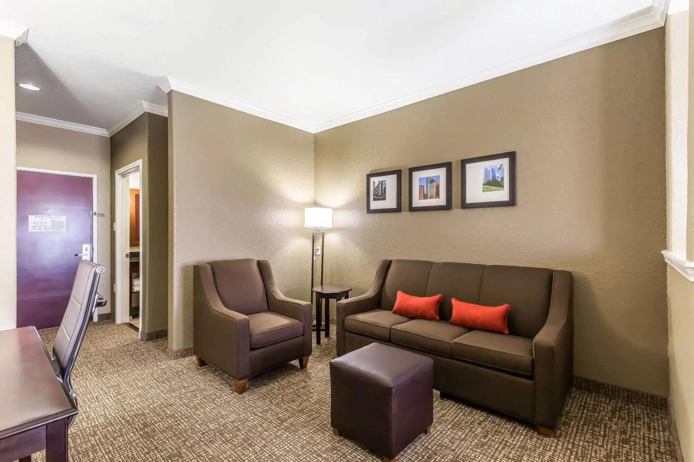 Photo of the whole room, Seating Area in Comfort Suites Houston IAH Airport - Beltway 8