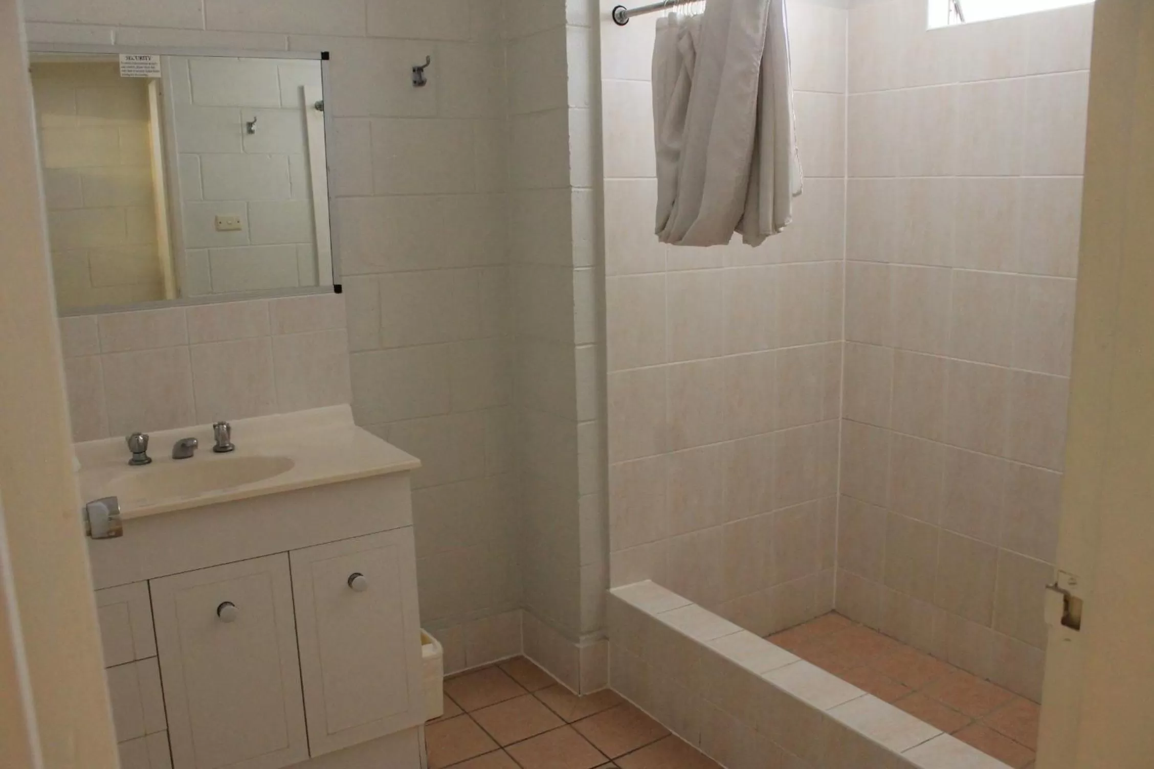 Bathroom in Oasis Inn Apartments