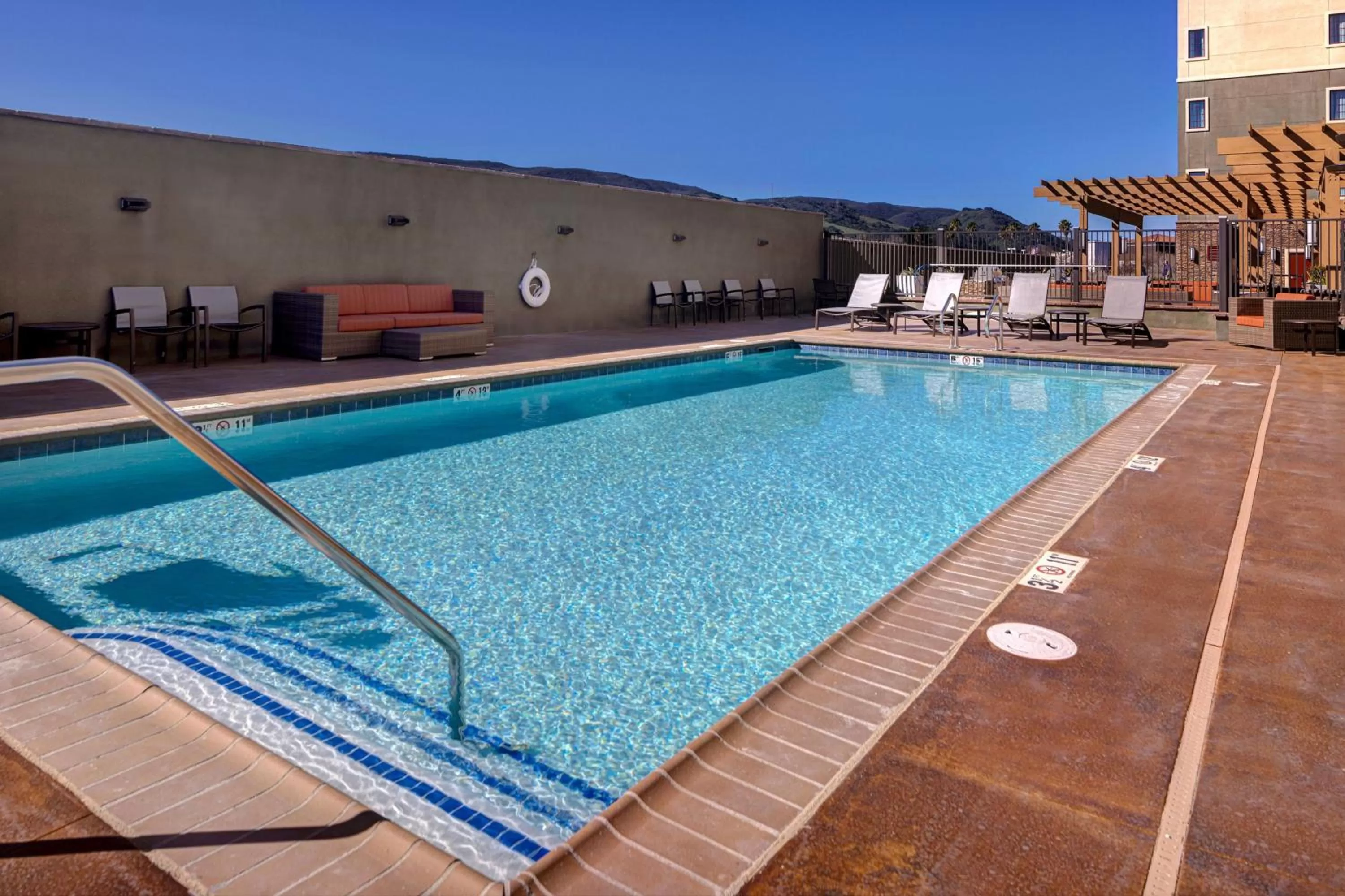 Swimming pool in TownePlace Suites by Marriott San Luis Obispo