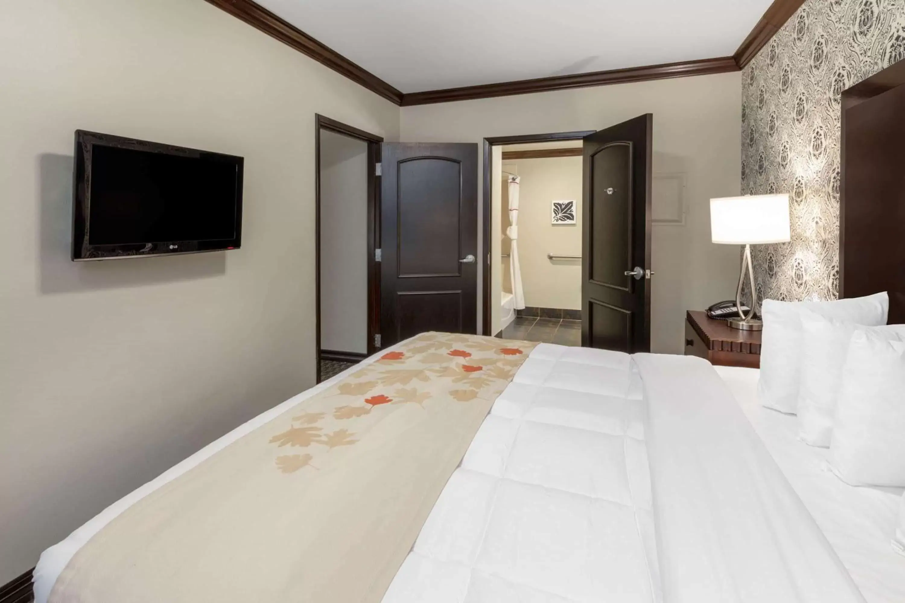 Photo of the whole room, Bed in Hawthorn Suites by Wyndham Lubbock