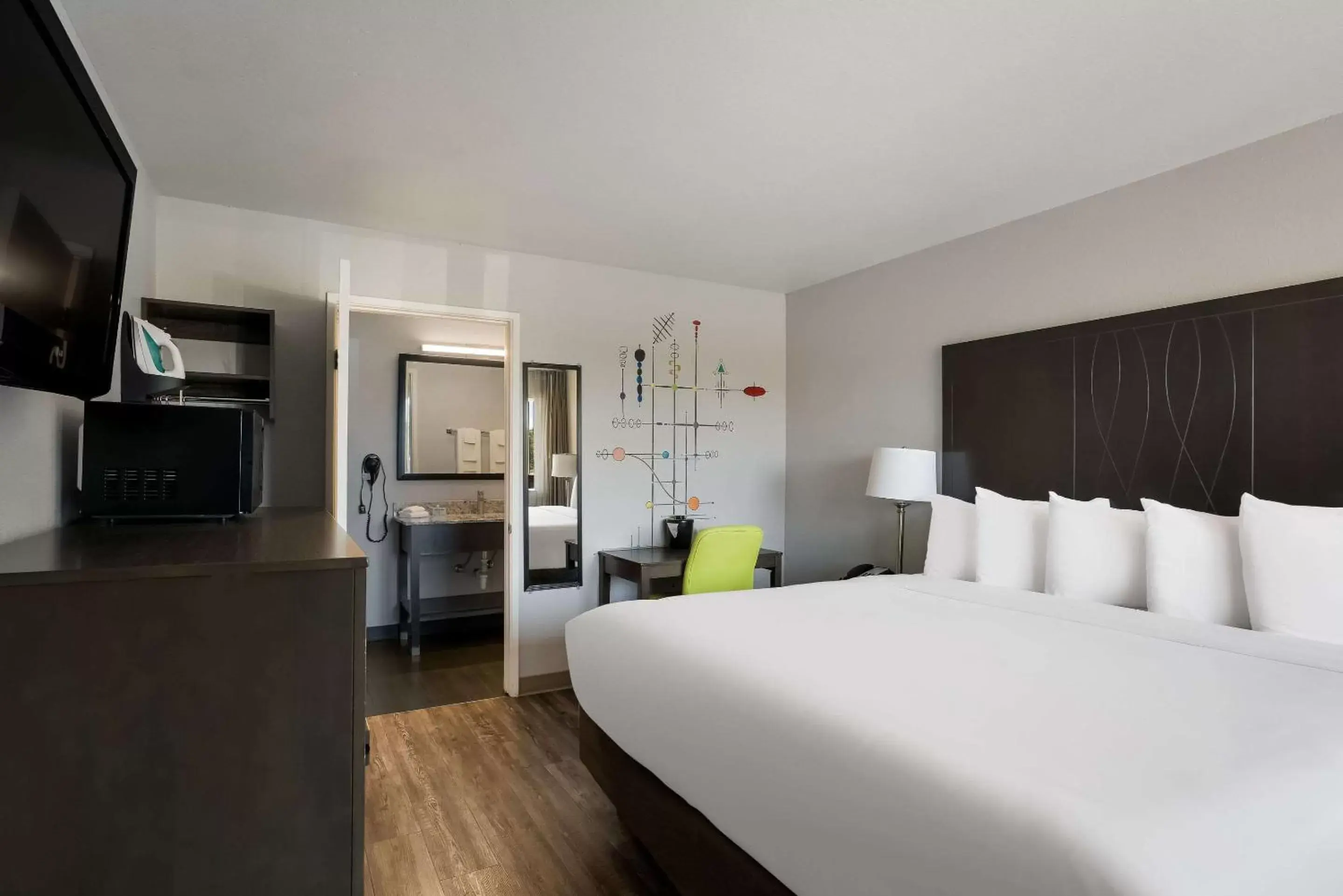 Bedroom, TV/Entertainment Center in Richland Riverfront Hotel, Ascend Hotel Collection