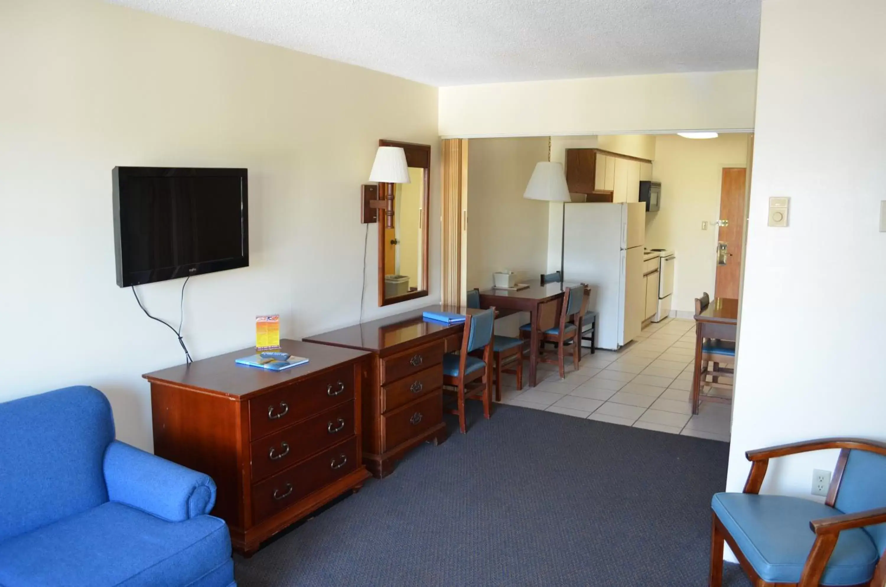 Seating area, TV/Entertainment Center in Holiday Sands South