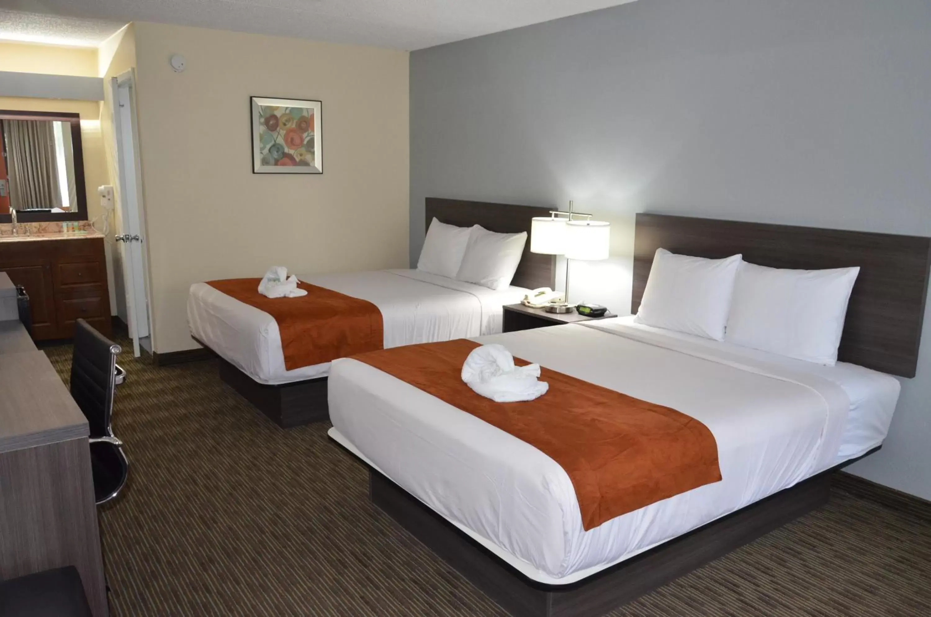 Bedroom, Bed in Days Inn & Suites by Wyndham Orlando Airport
