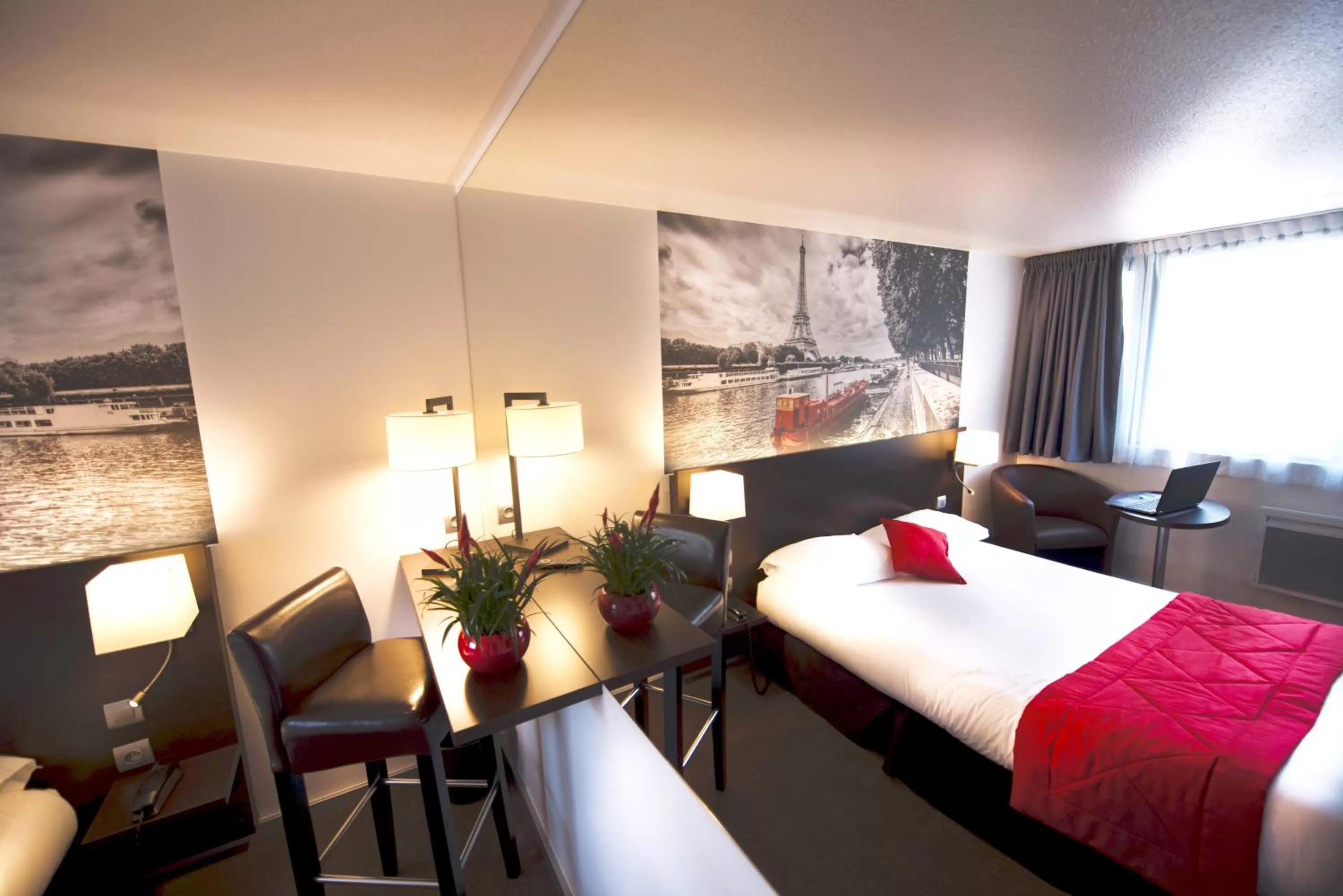 Photo of the whole room, Bed in Hotel Pavillon des Gatines