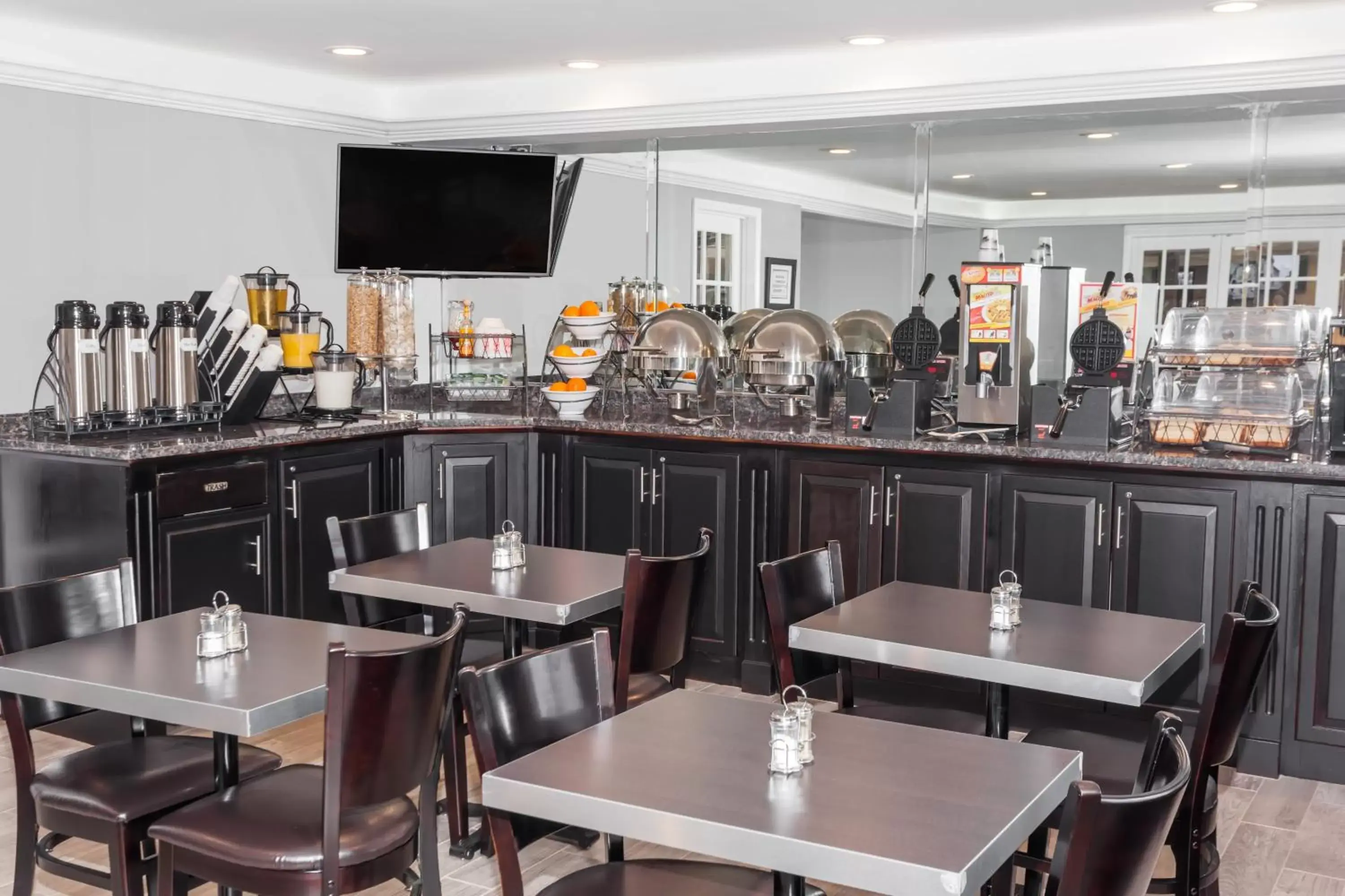 Dining area in Baymont by Wyndham Glenview Dining area in Baymont by Wyndham Glenview