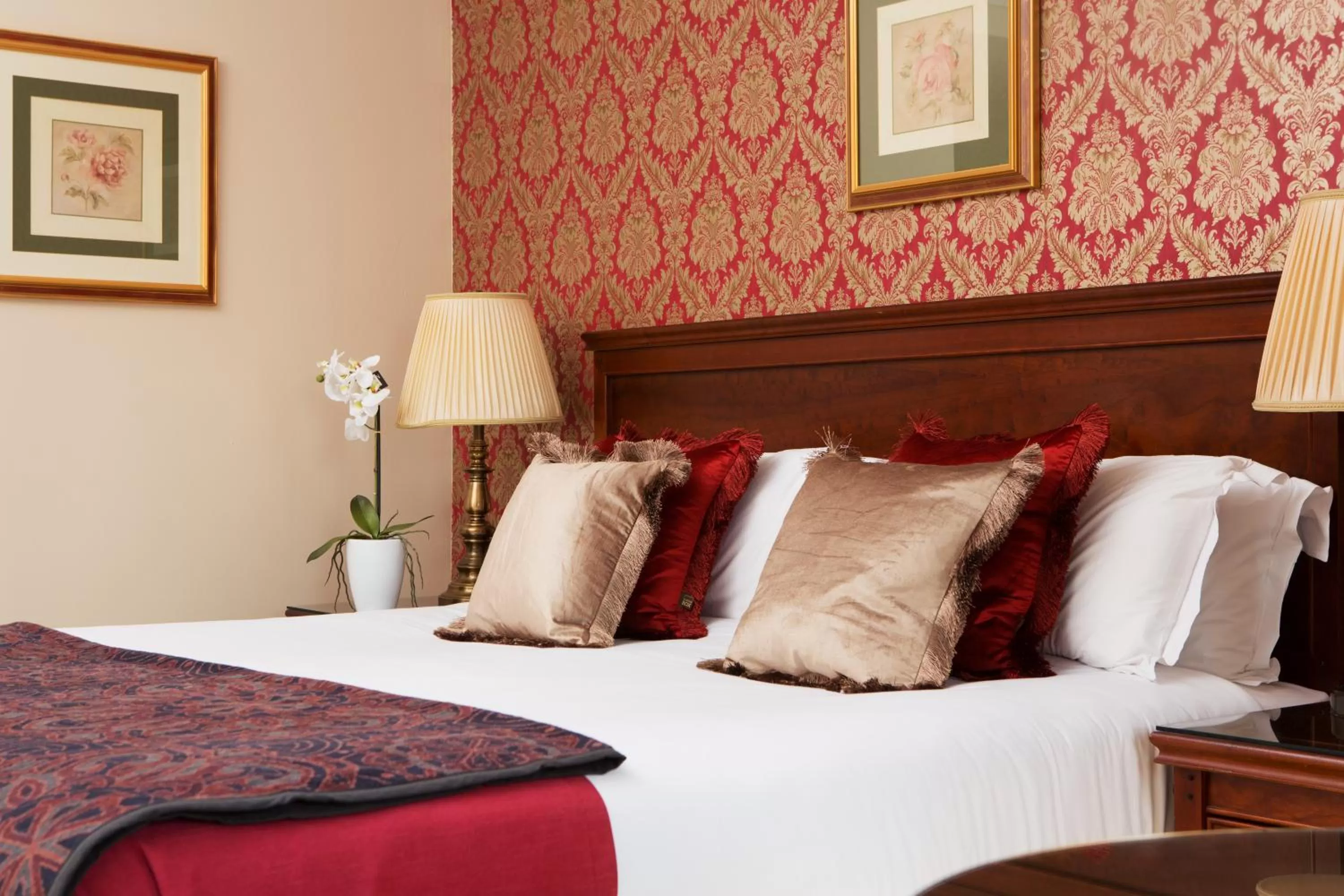 Staff, Bed in Anner Hotel