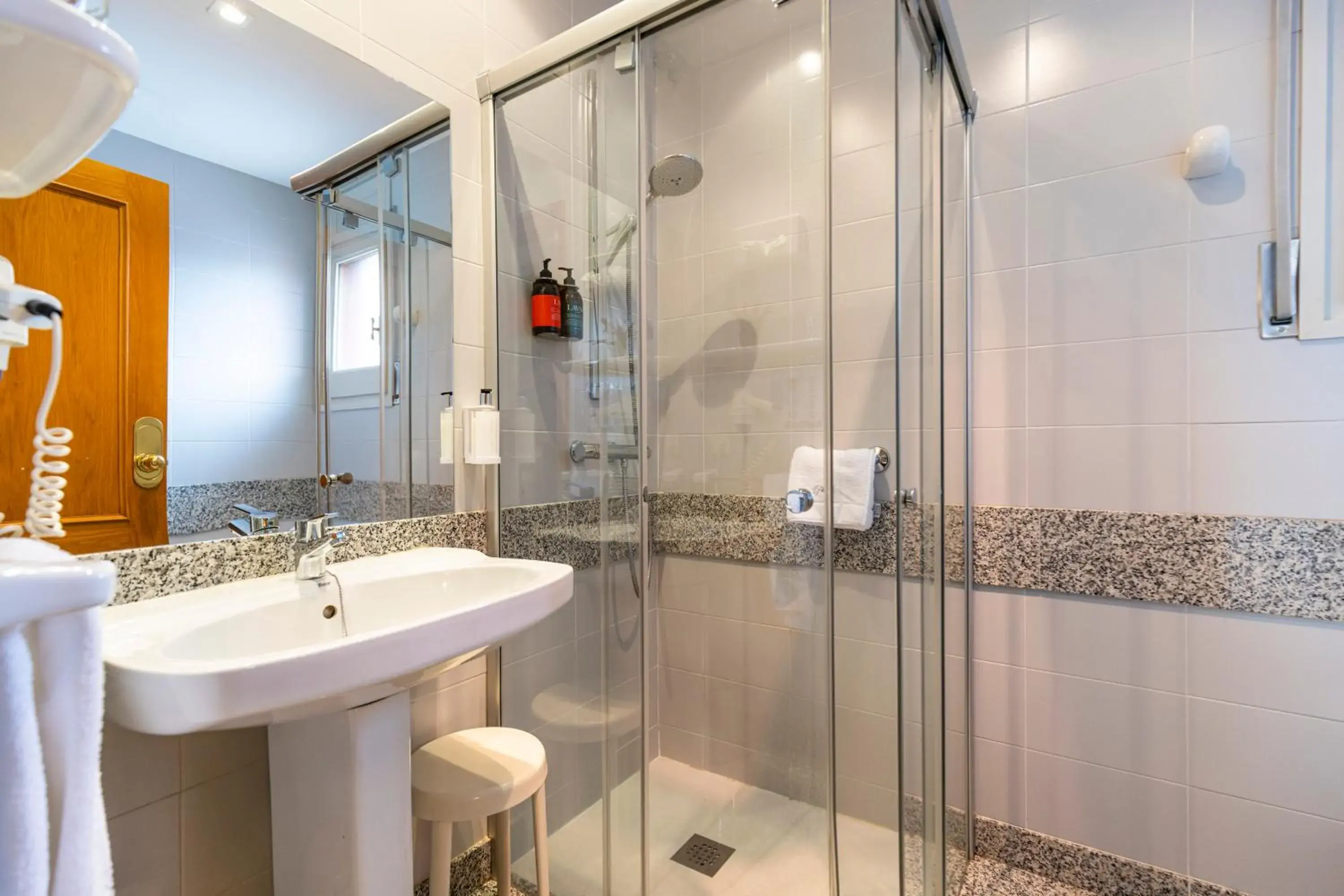 Shower, Bathroom in Hotel del Prado