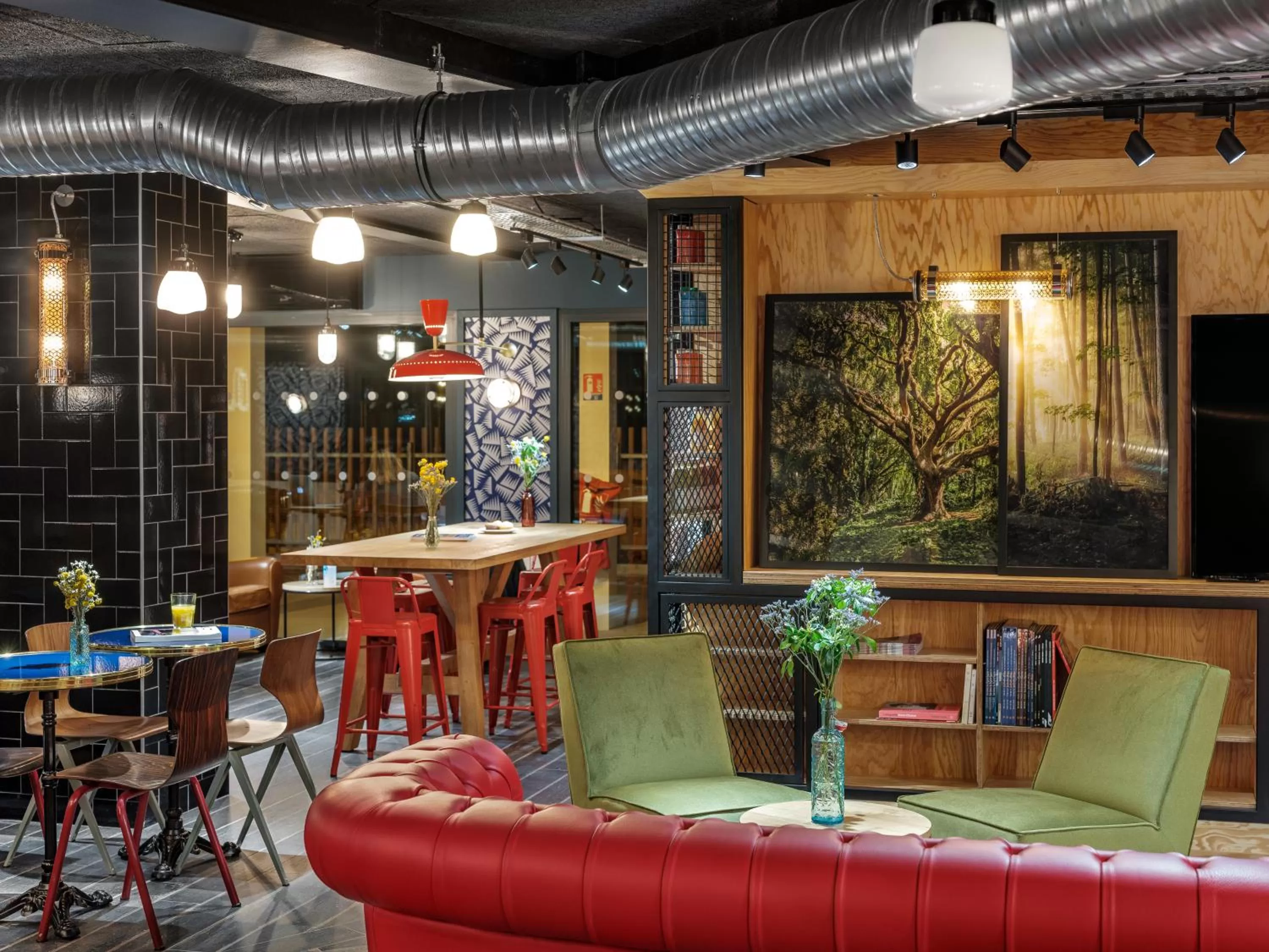 Communal lounge/ TV room in Eklo Hotels Paris Marne La Vallée