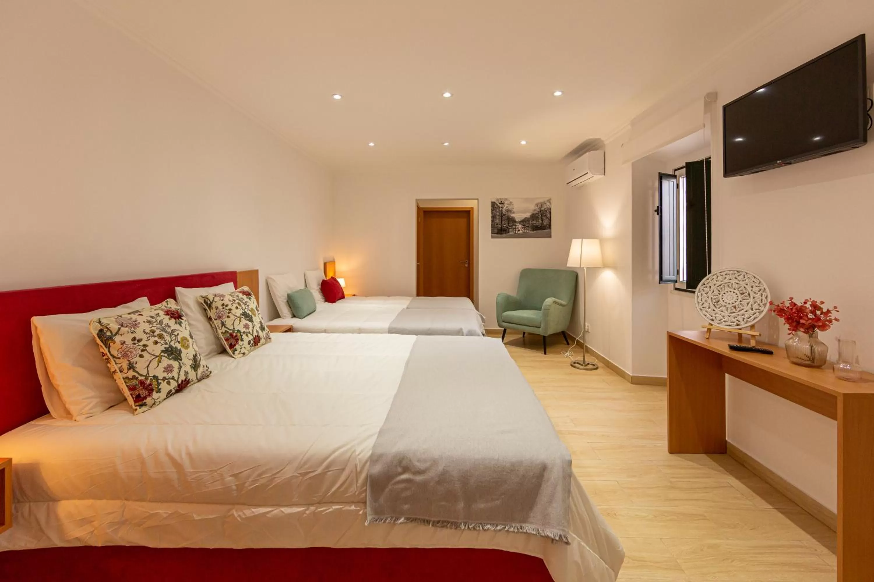 TV and multimedia, Bed in Luxury Palm Suites