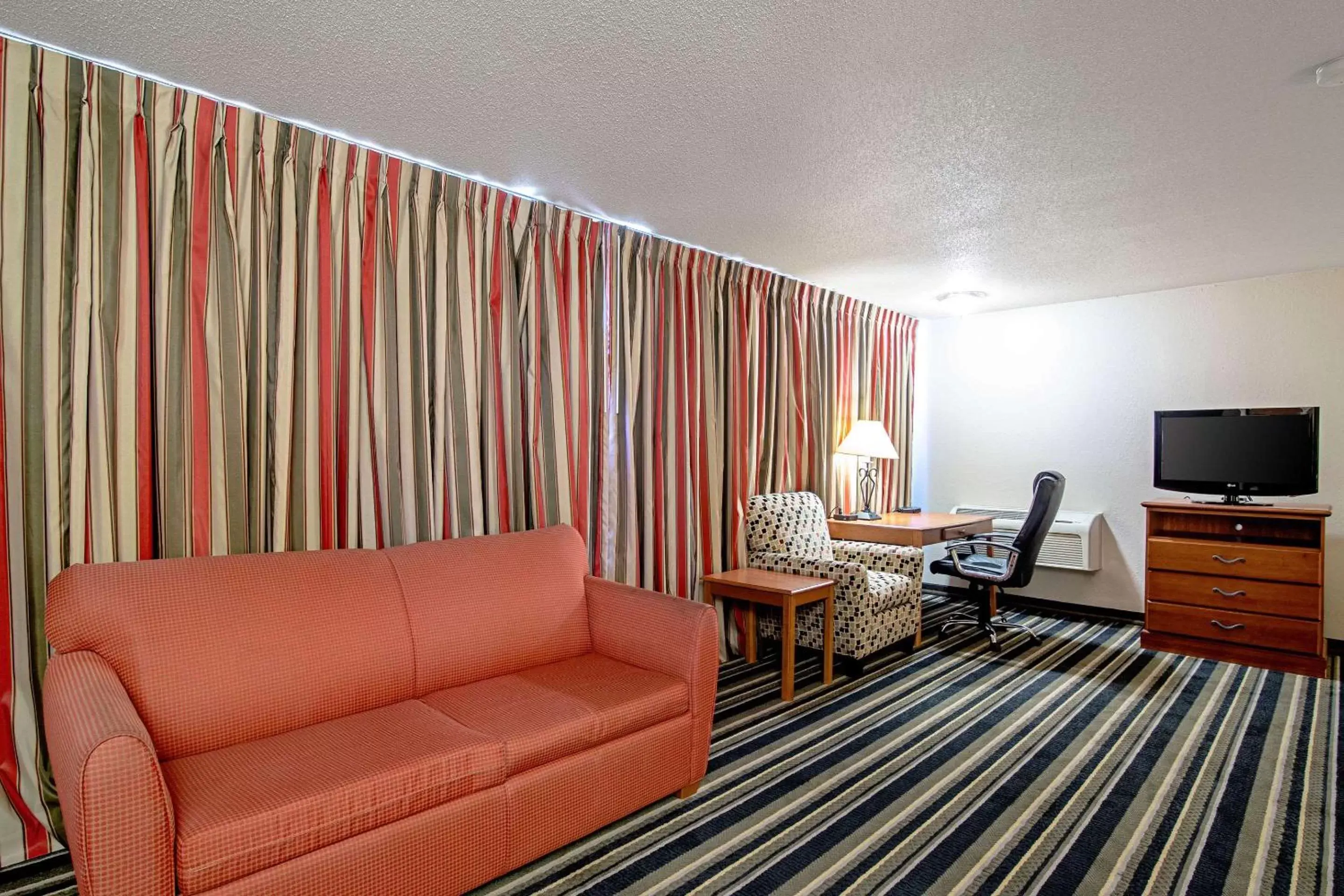 Photo of the whole room, Seating Area in Quality Inn Huron