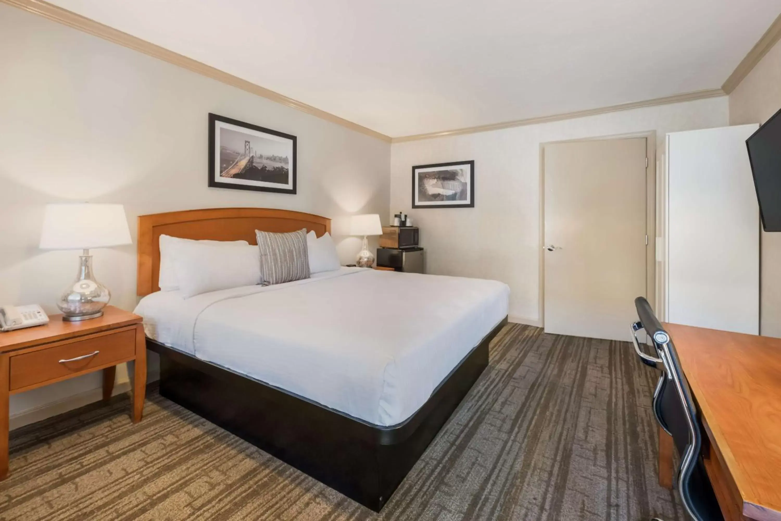 Bedroom, Bed in SureStay Plus Hotel by Best Western Mountain View Bedroom, Bed in SureStay Plus Hotel by Best Western Mountain View