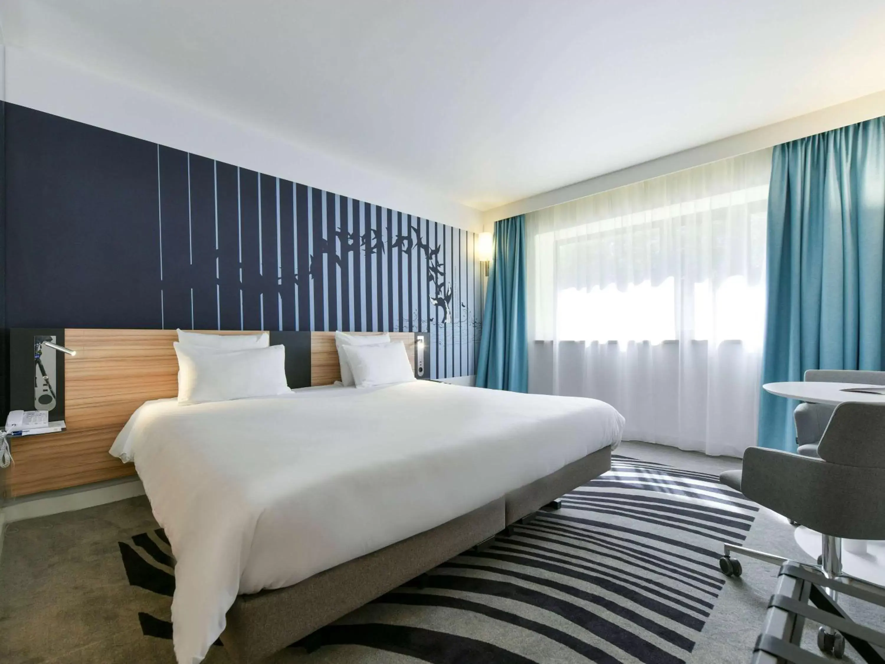 Photo of the whole room, Bed in Novotel La Rochelle Centre