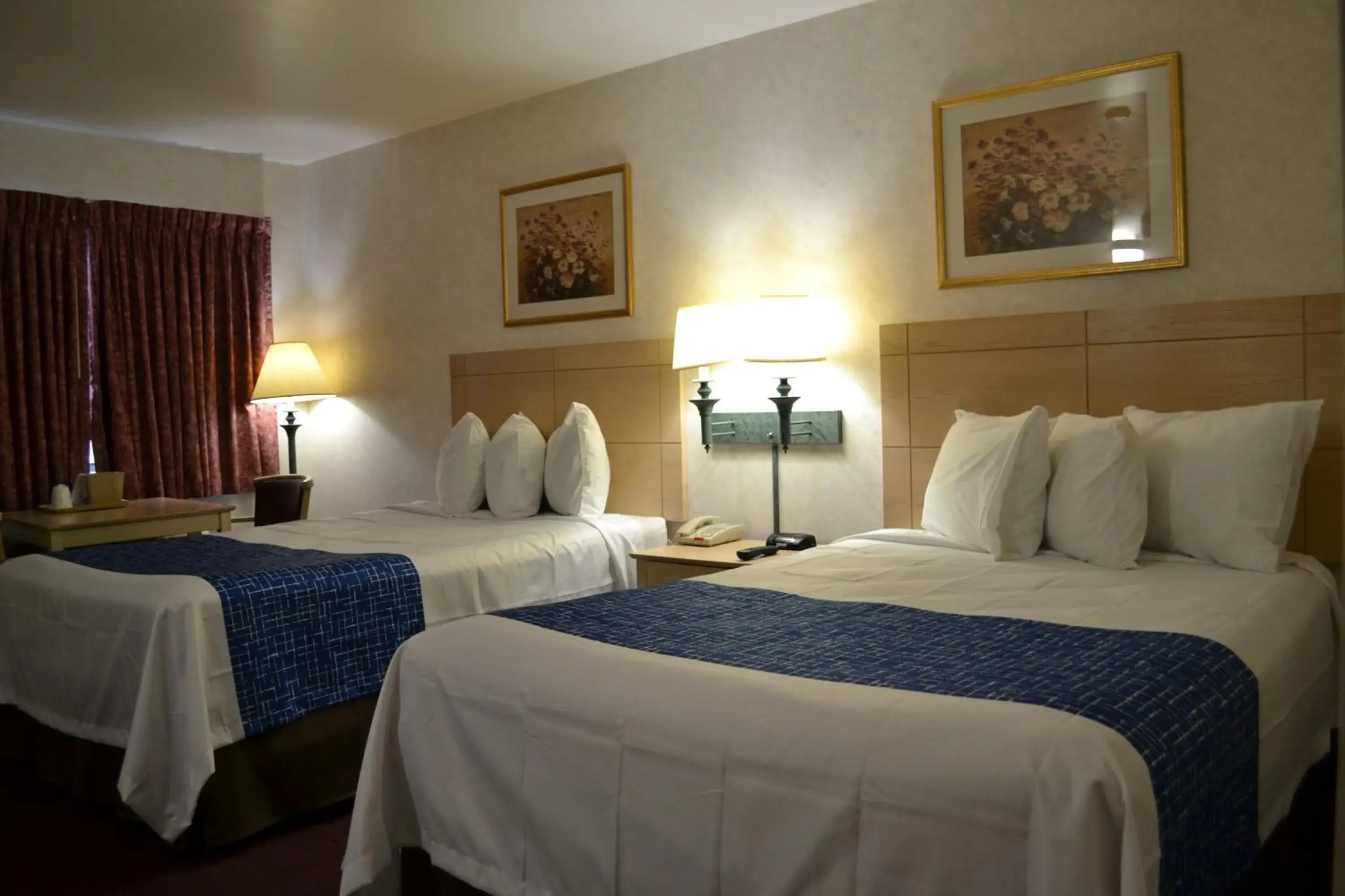 Photo of the whole room, Bed in Travelodge by Wyndham Niagara Falls