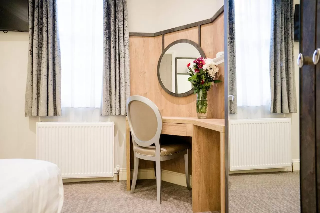 Bedroom, Bed in Best Western Buckingham Palace Rd