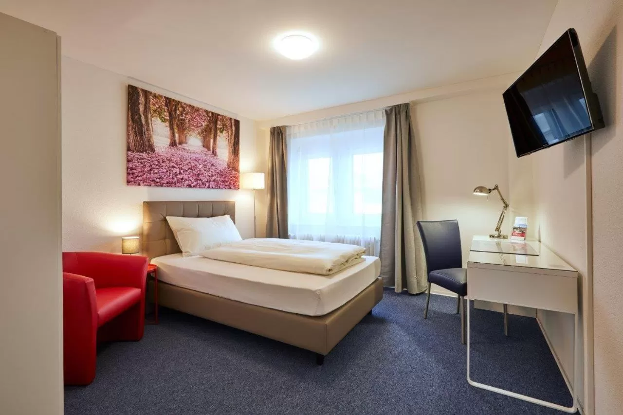 Photo of the whole room, Bed in Hotel Ambassador