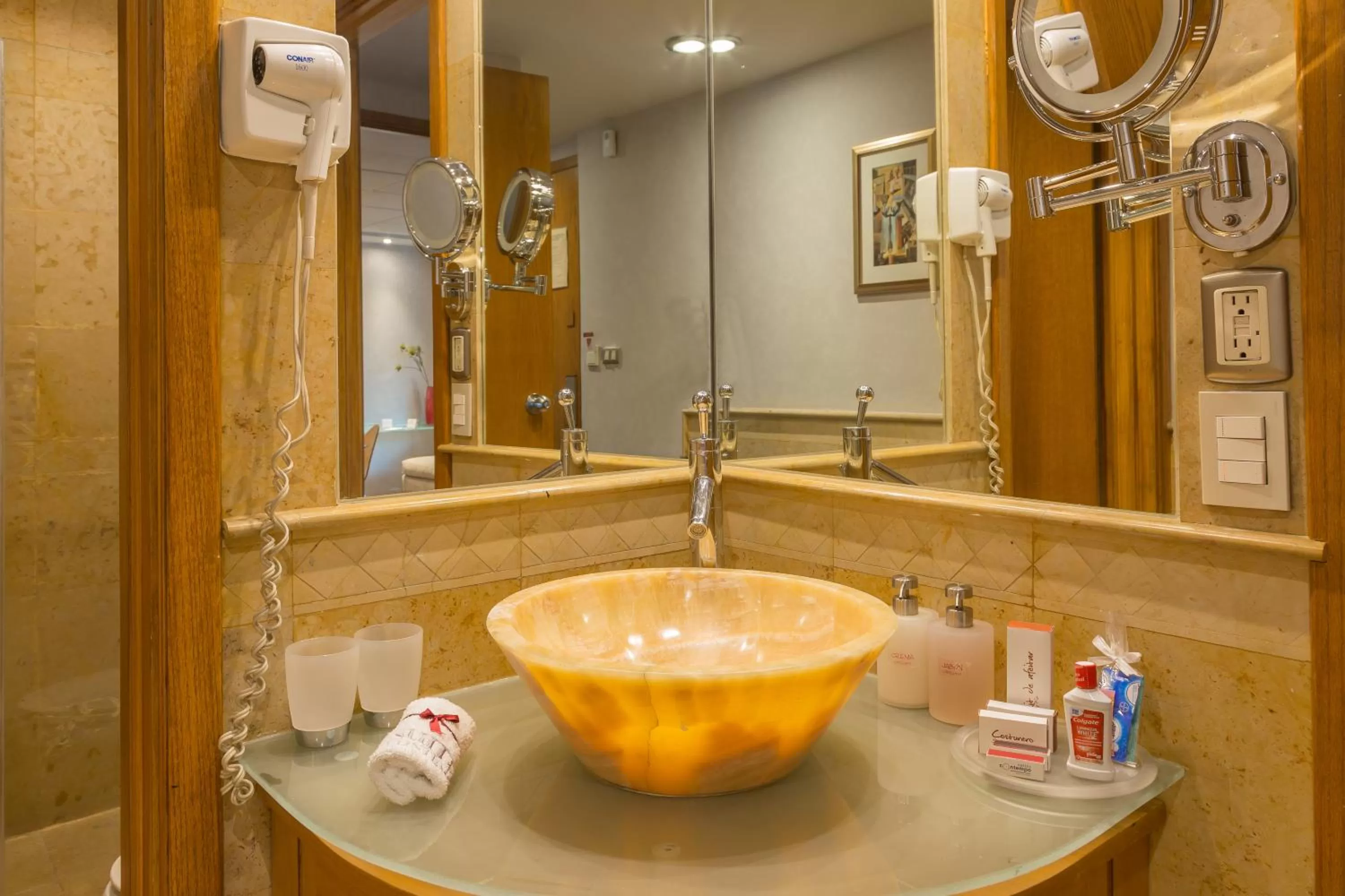 Bathroom in Suites Contempo