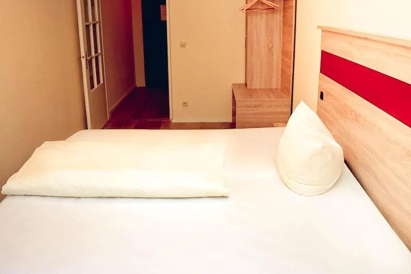 Photo of the whole room, Bed in Hotel-Gasthof Flötzinger Bräu