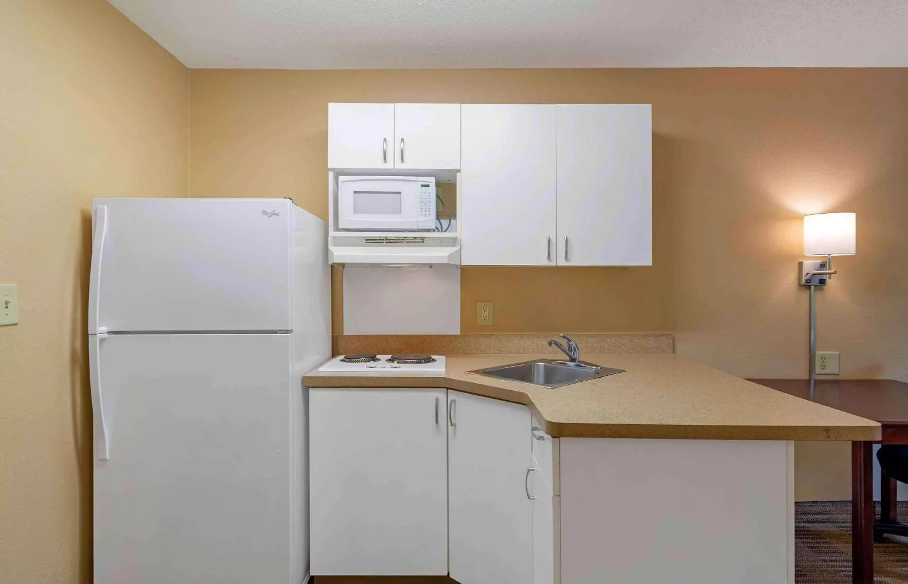 Bedroom, Kitchen/Kitchenette in Extended Stay America Suites - Atlanta - Perimeter - Crestline