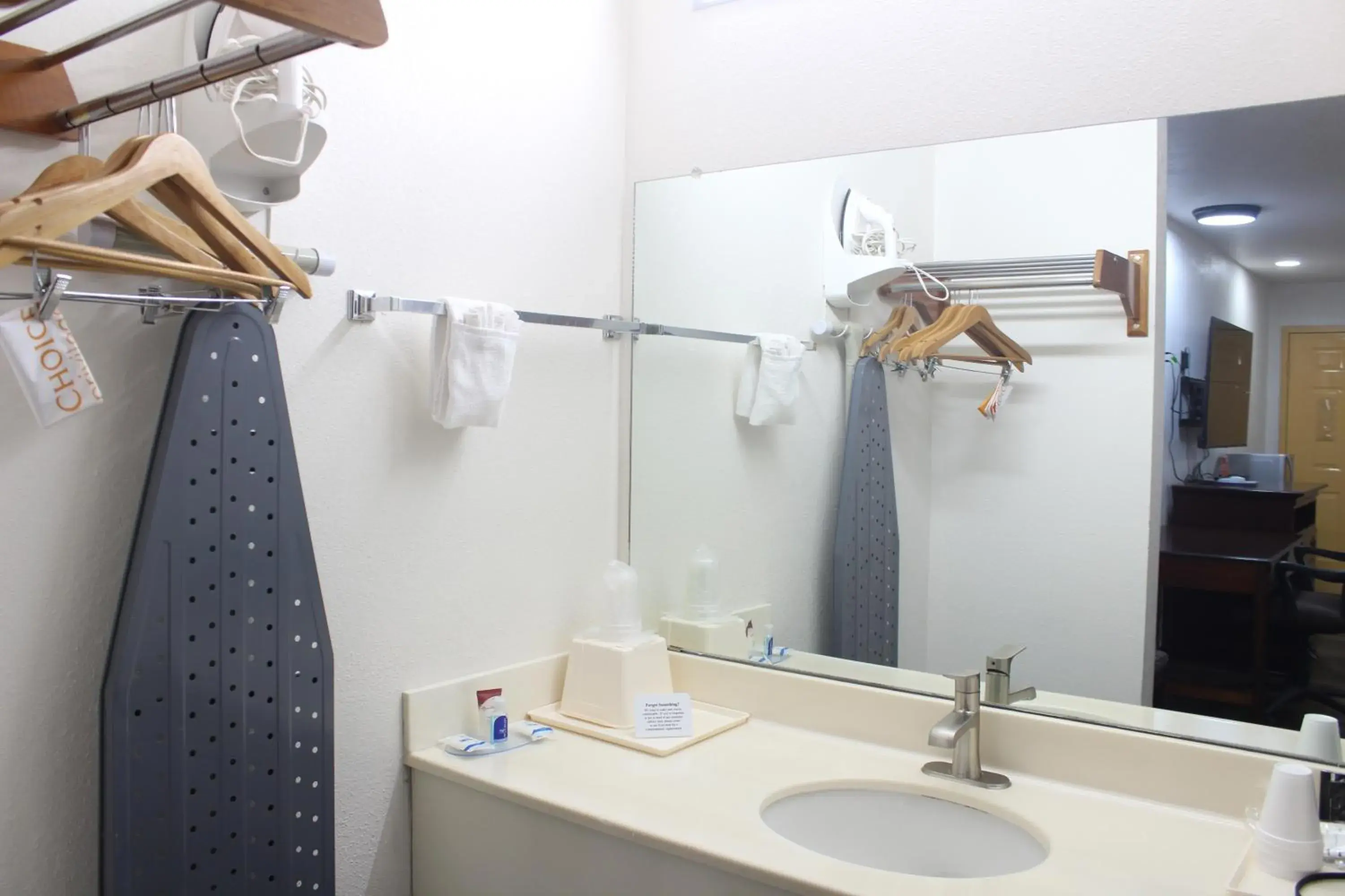 towels, Bathroom in Rodeway Inn Tucumcari