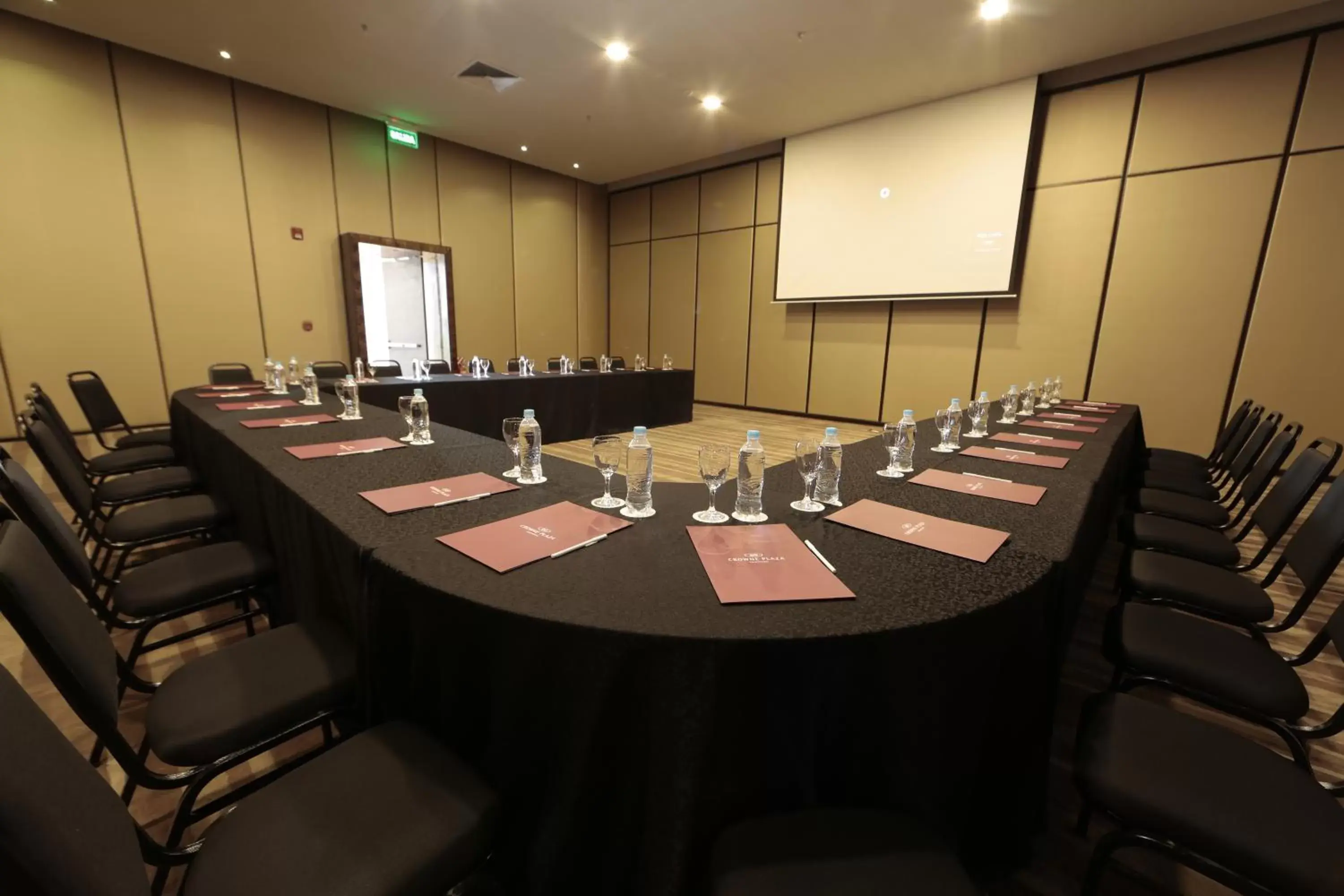 Meeting/conference room in Crowne Plaza Asunción, an IHG Hotel