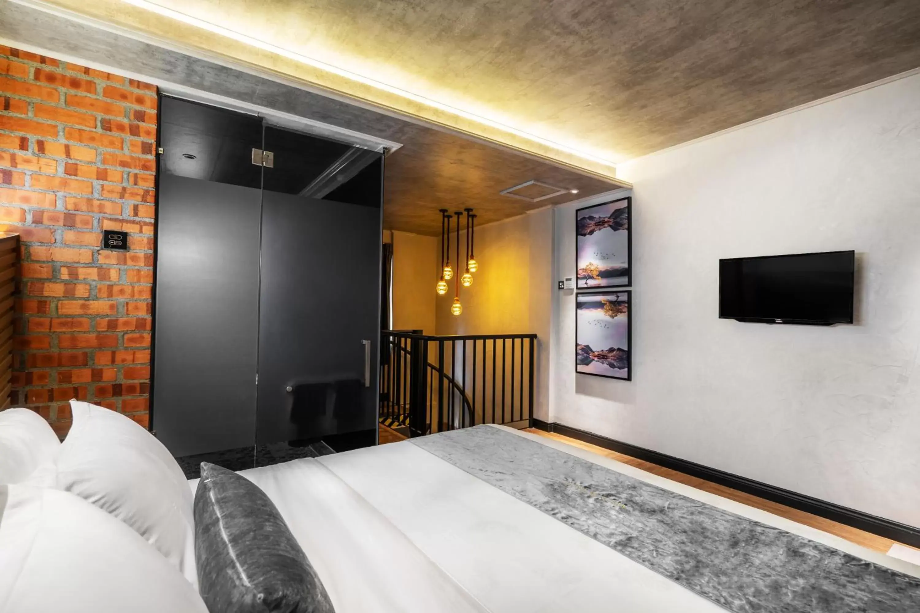 Bedroom, TV/Entertainment Center in A&R Urban Hotel