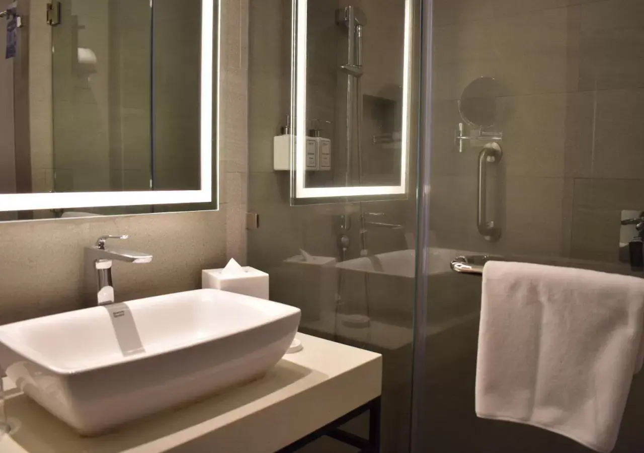 Bathroom in Park Inn By Radisson Bacolod