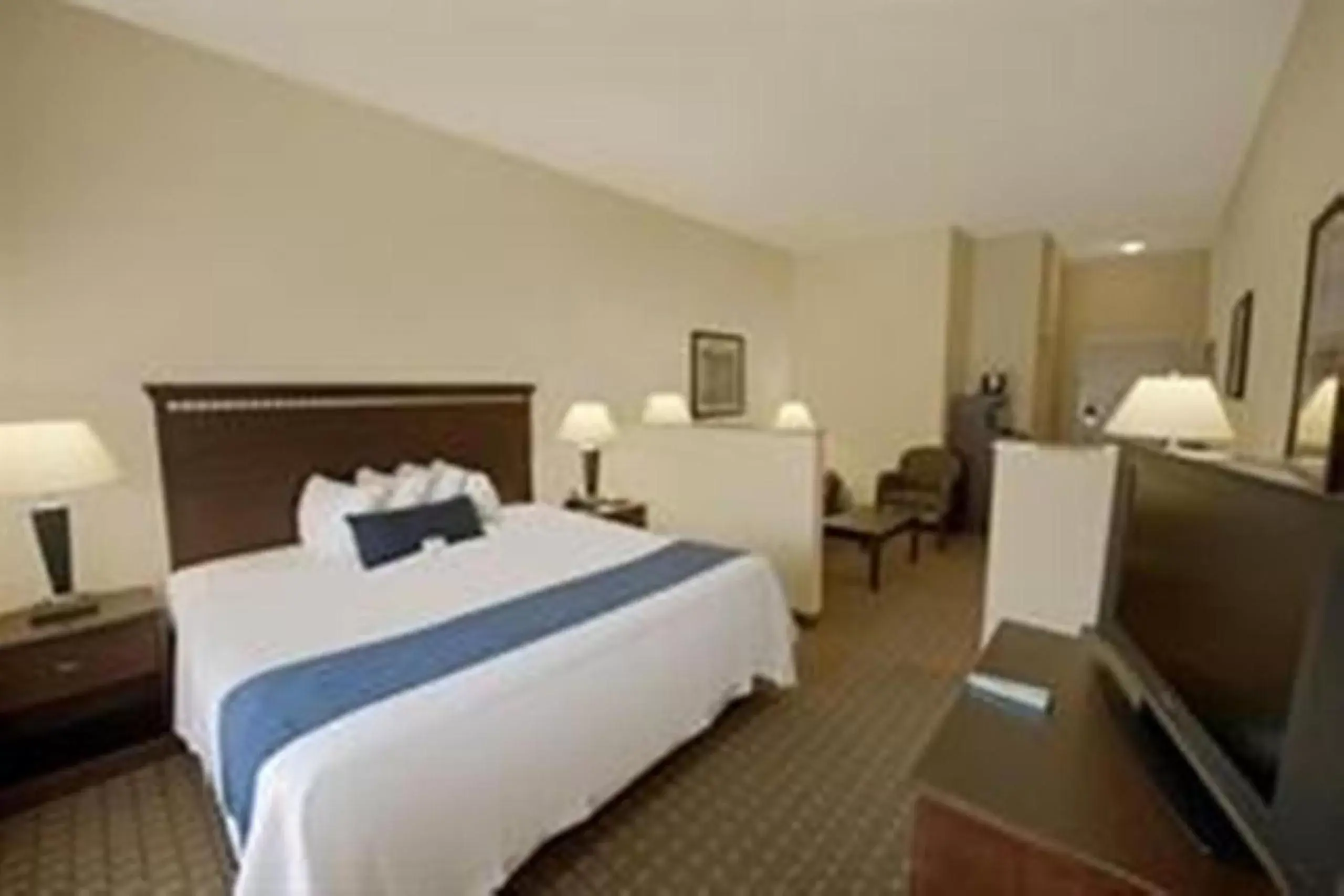 Bed in Holiday Inn Express and Suites Allentown West, an IHG Hotel
