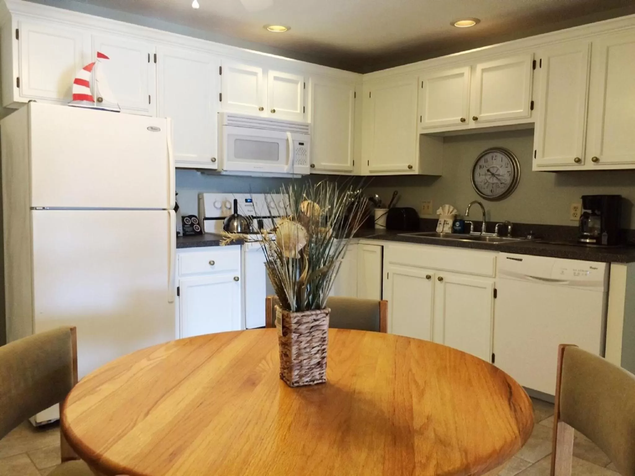 Kitchen or kitchenette, Kitchen/Kitchenette in Elmwood Resort Hotel