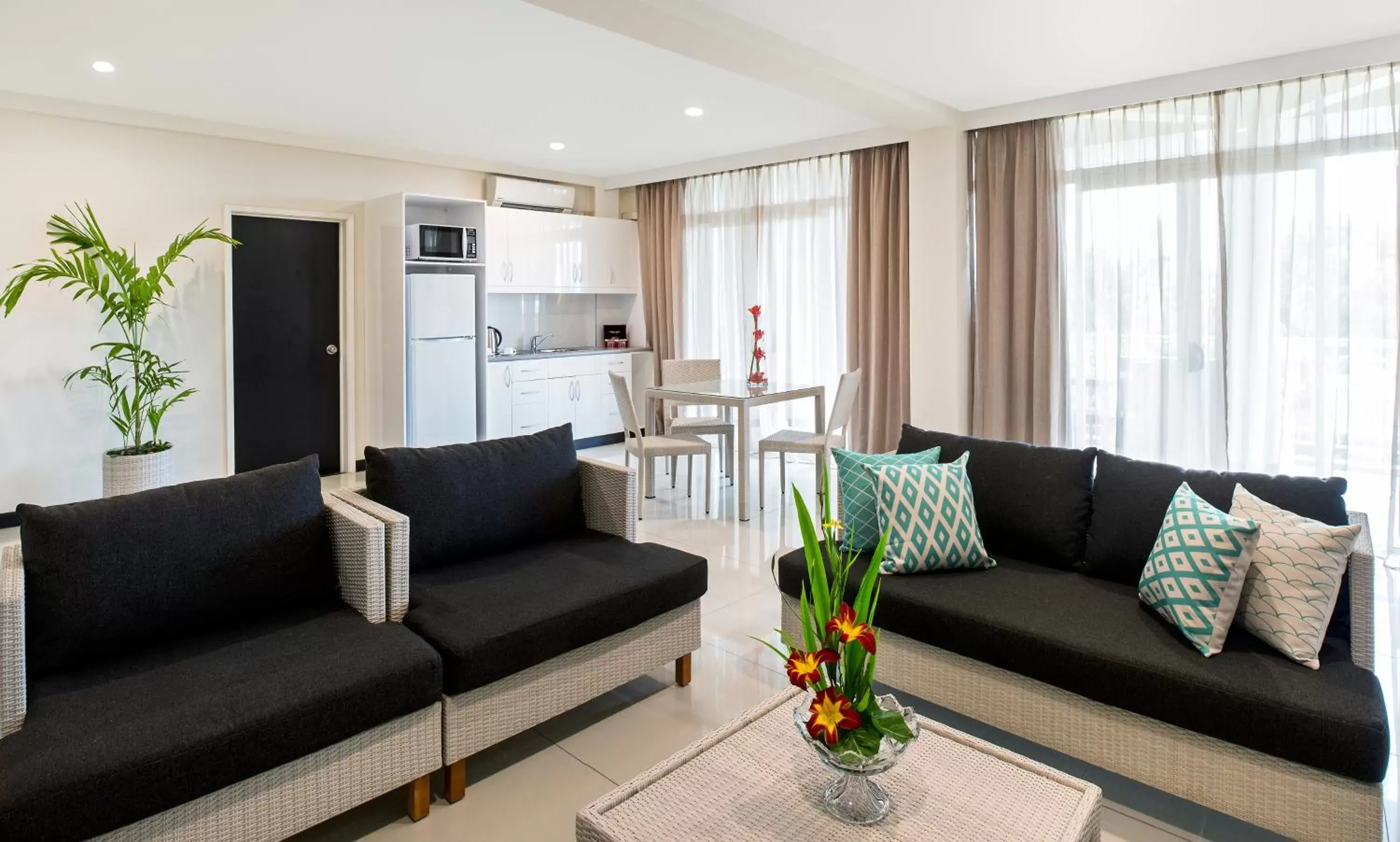 Kitchen or kitchenette, Seating Area in Tanoa International Dateline Hotel