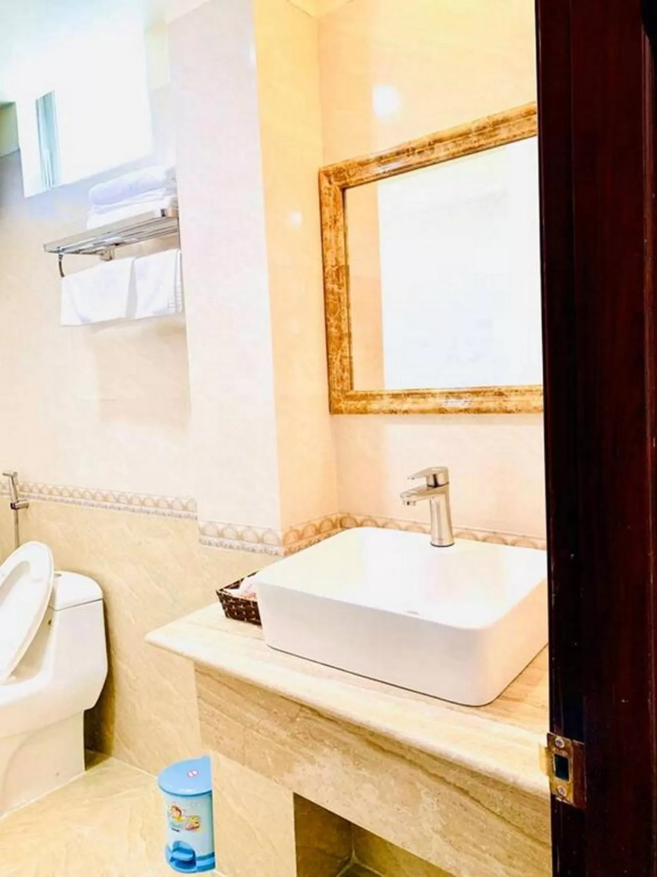 Shower in ELISA HOTEL