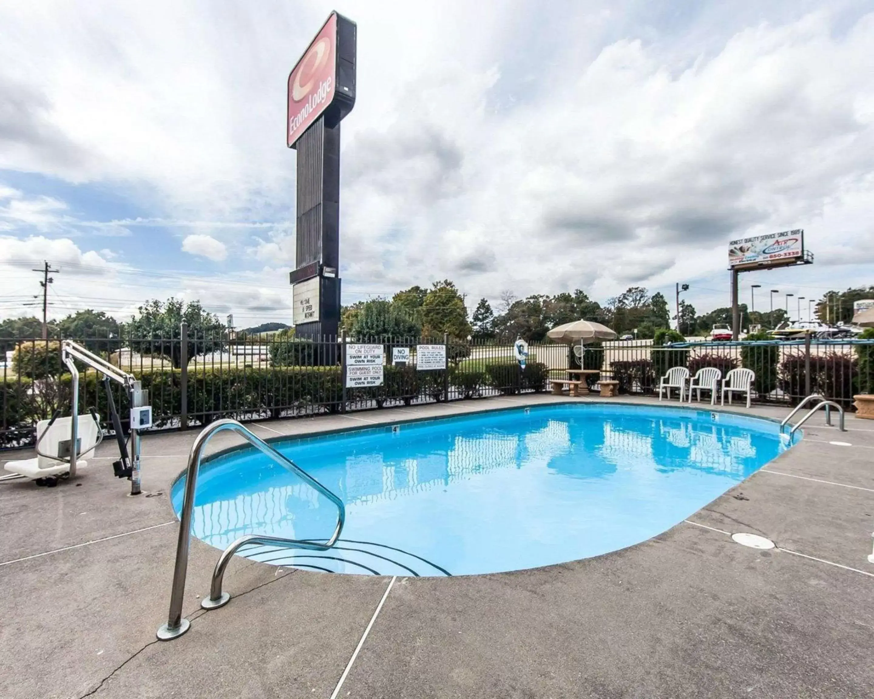 On site, Swimming Pool in Econo Lodge Lenoir City