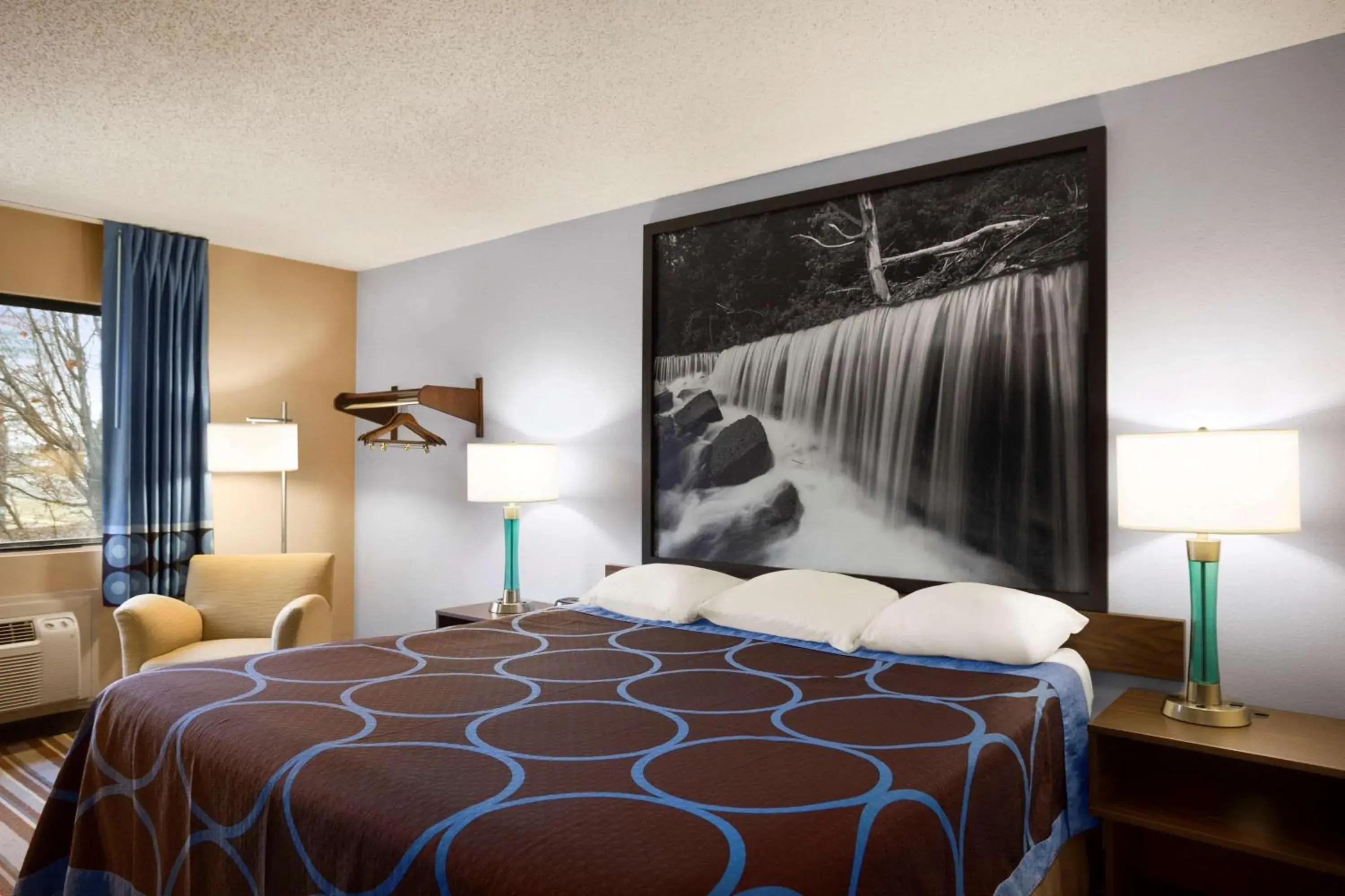 Bedroom, Bed in Super 8 by Wyndham Pittsburg KS