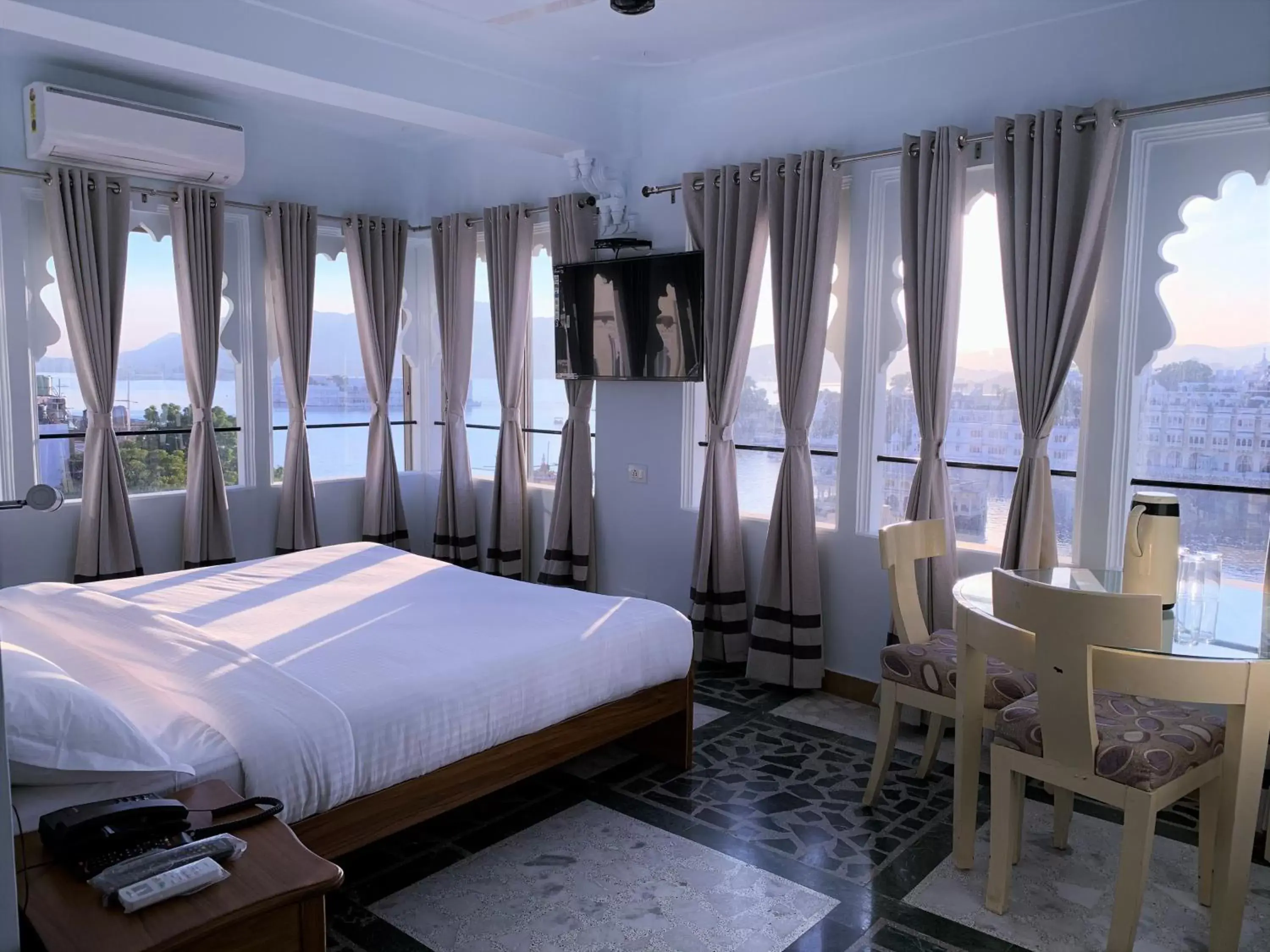 Family Room with Lake View in Hotel The Tiger Family Room with Lake View in Hotel The Tiger