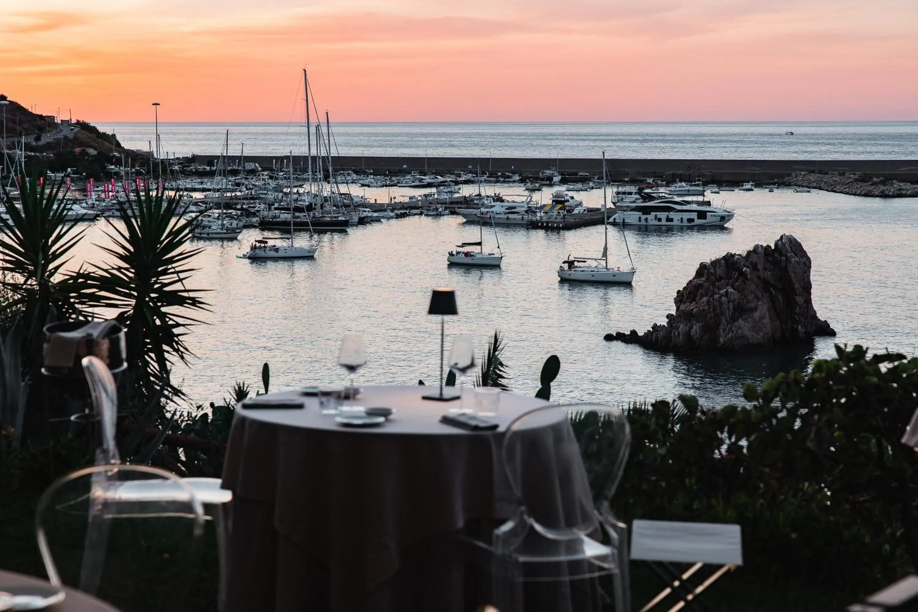 Restaurant/places to eat in Le Calette Garden & Bay
