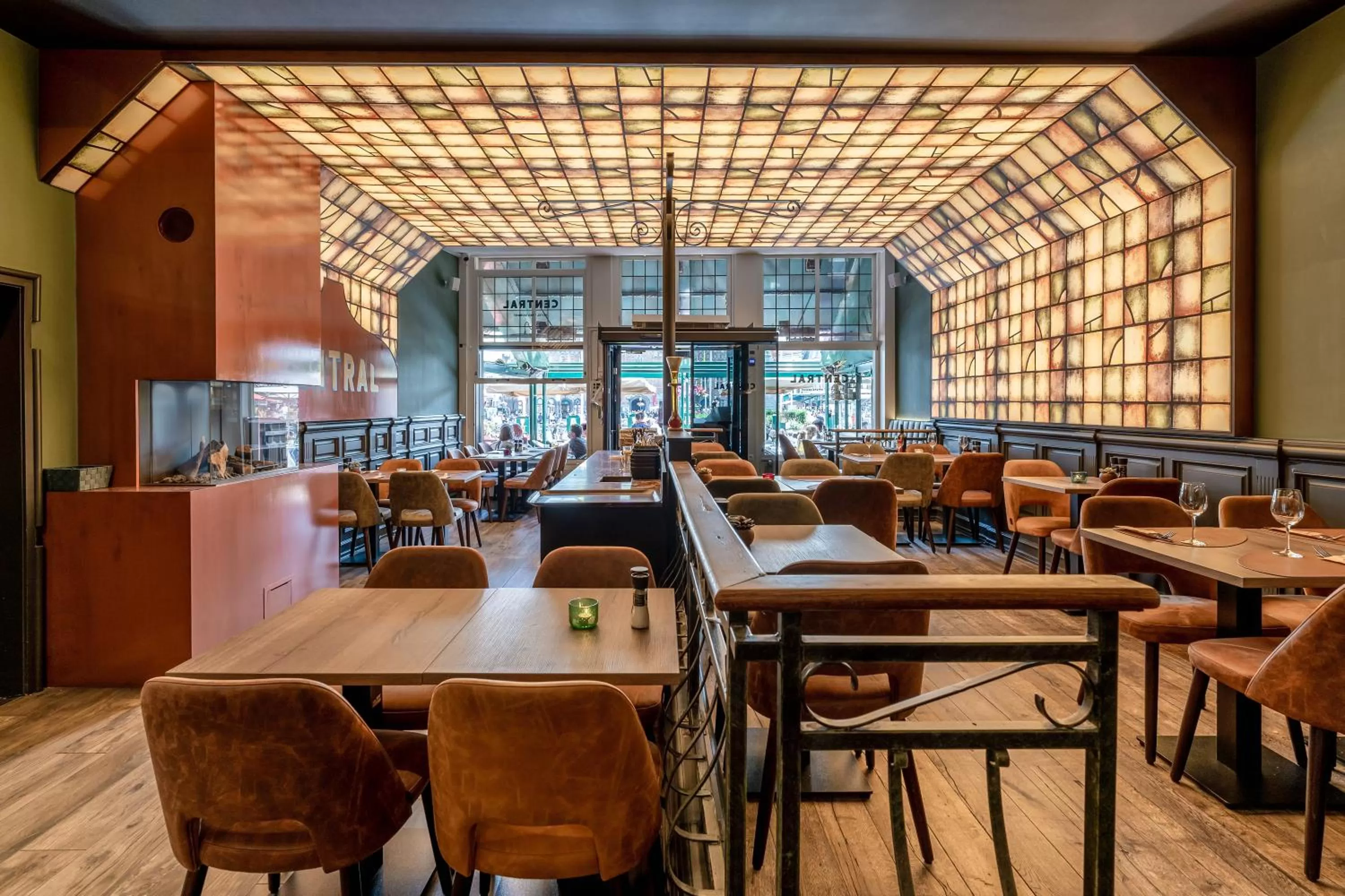 Restaurant/places to eat in Hotel Central