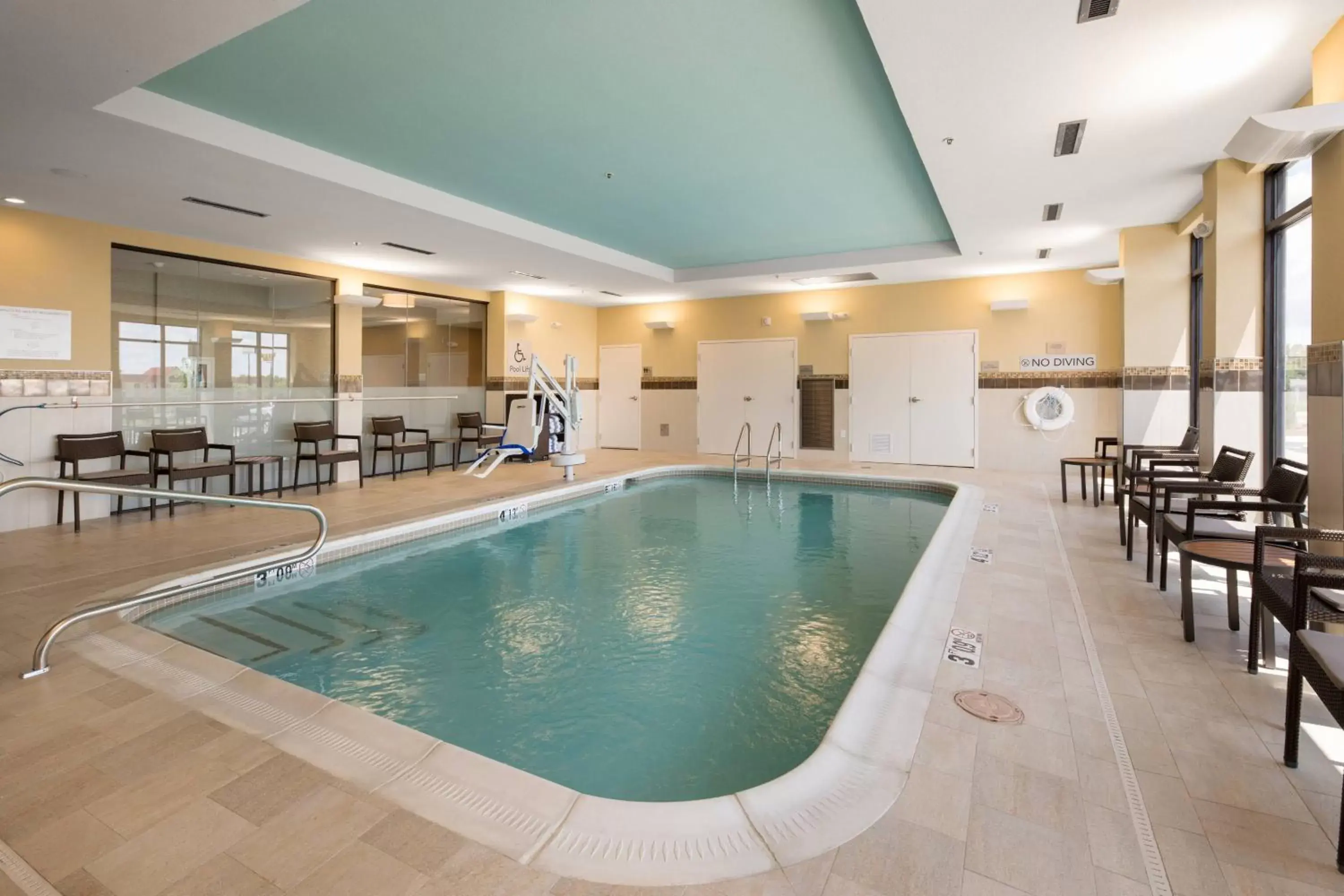 Fitness centre/facilities, Swimming Pool in Courtyard by Marriott Russellville
