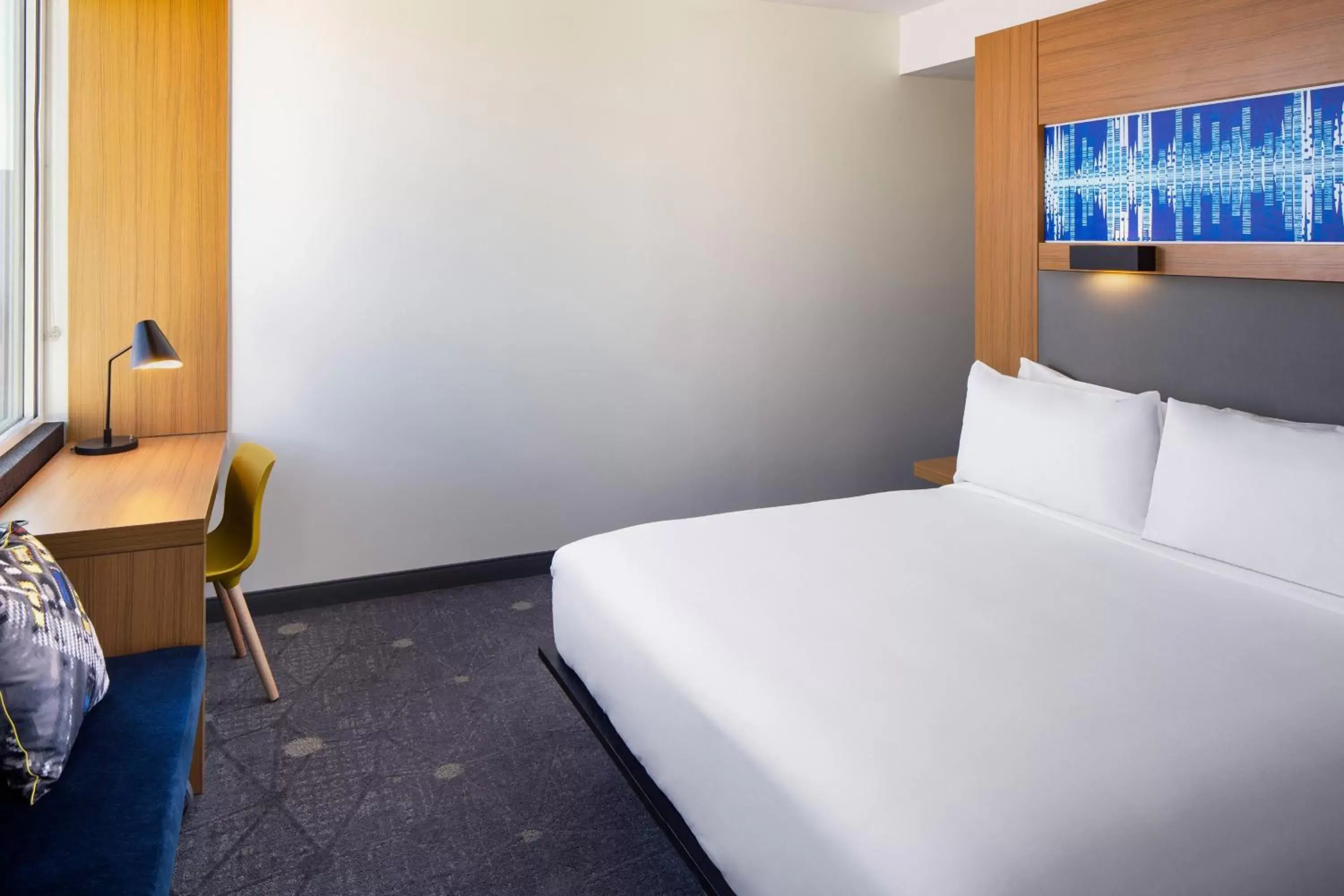 Photo of the whole room, Bed in Aloft Tempe