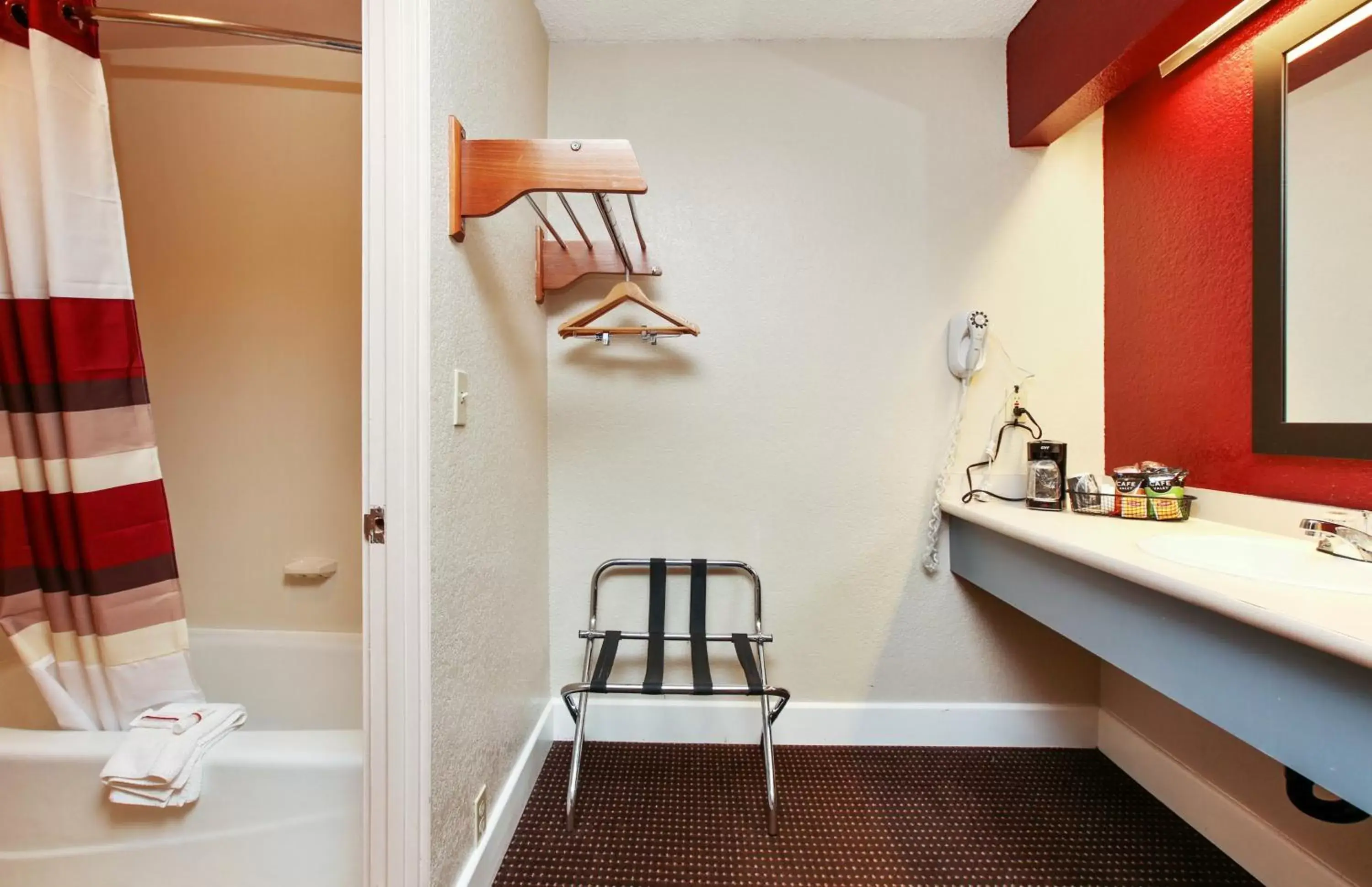 Bathroom, Seating Area in Red Roof Inn Santa Ana