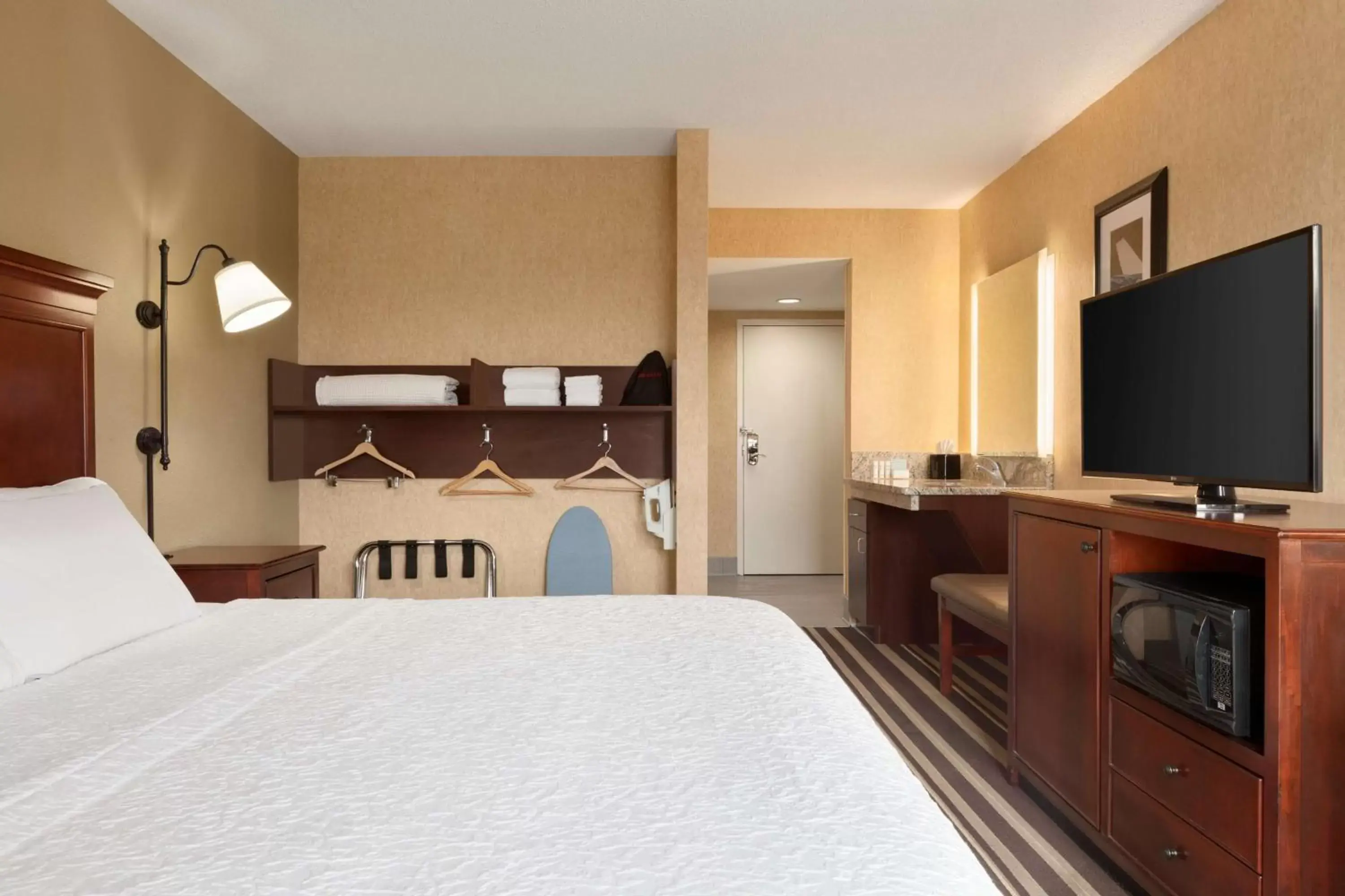 Bed in Hampton Inn Washington-Dulles International Airport South Bed in Hampton Inn Washington-Dulles International Airport South