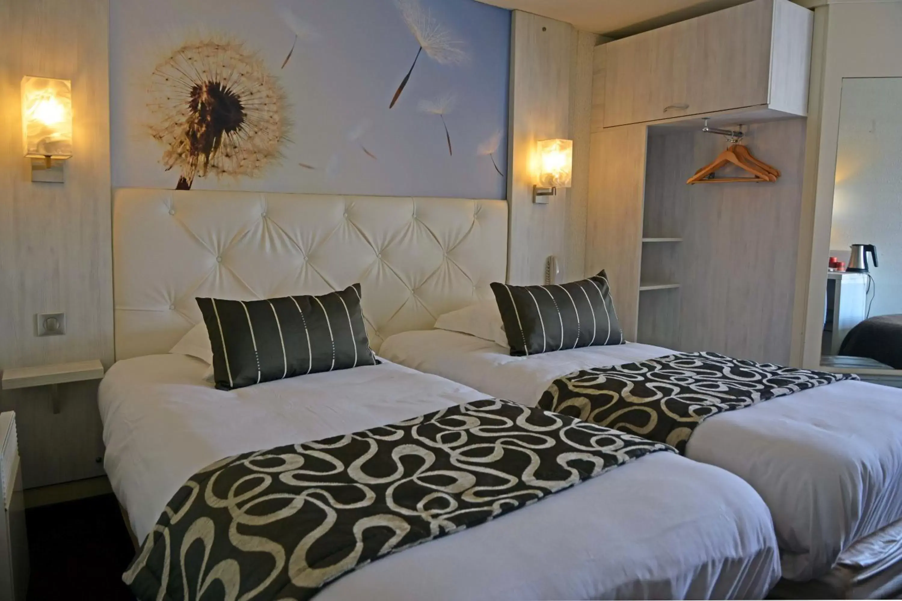 Bedroom, Bed in Logis Hôtel des Lacs Paris Sud