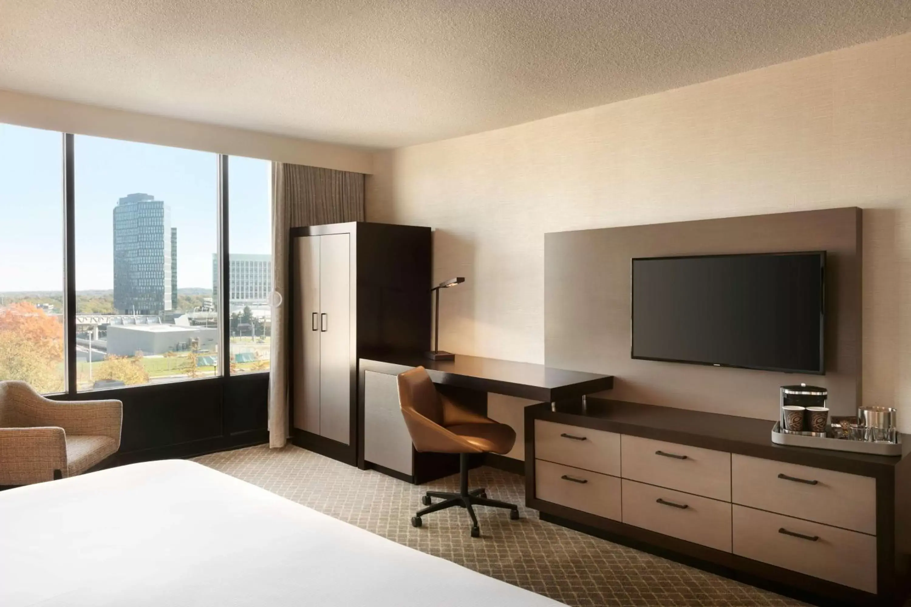 Bedroom, TV/Entertainment Center in DoubleTree by Hilton McLean Tysons