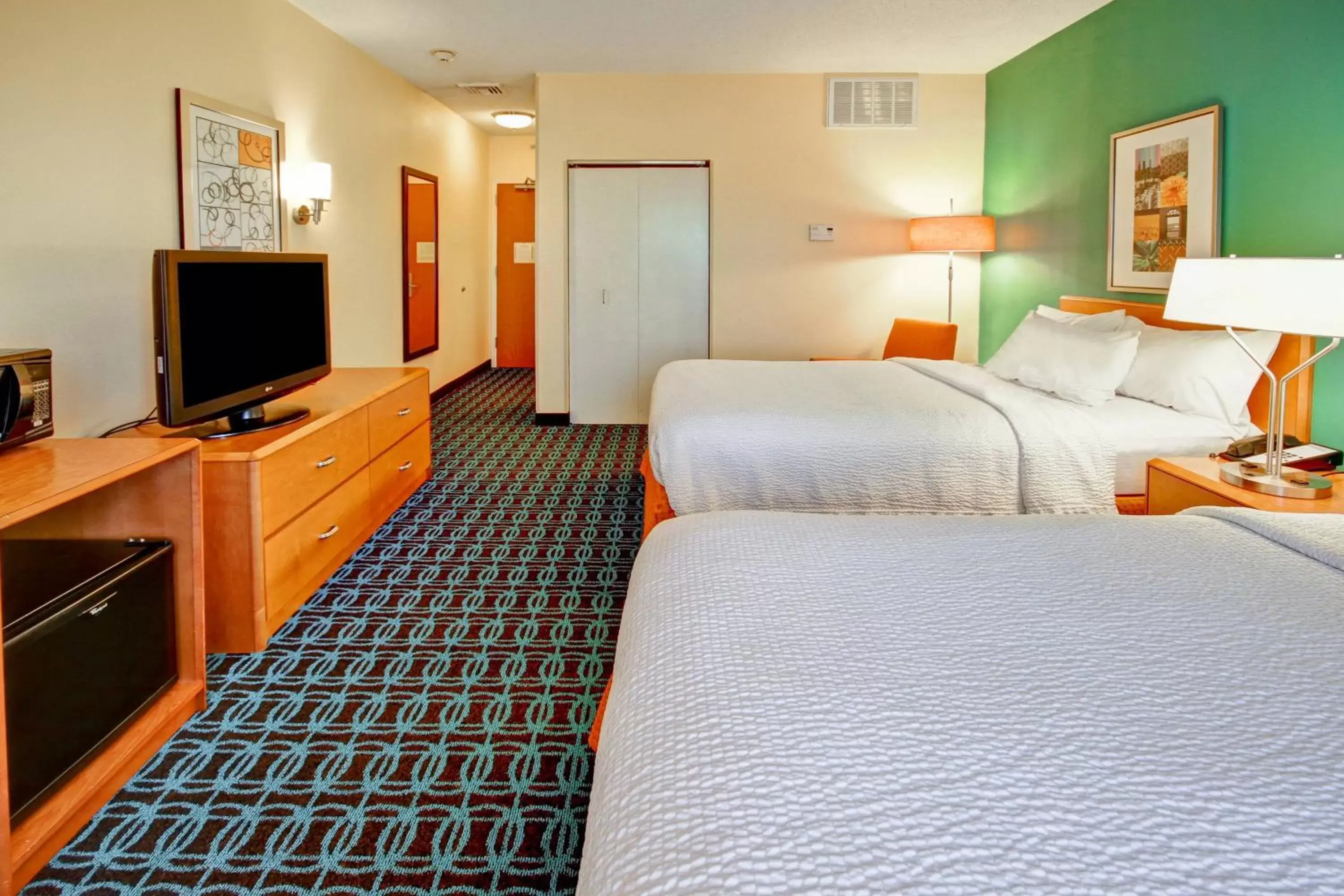 Photo of the whole room, Bed in Fairfield Inn & Suites by Marriott Saratoga Malta