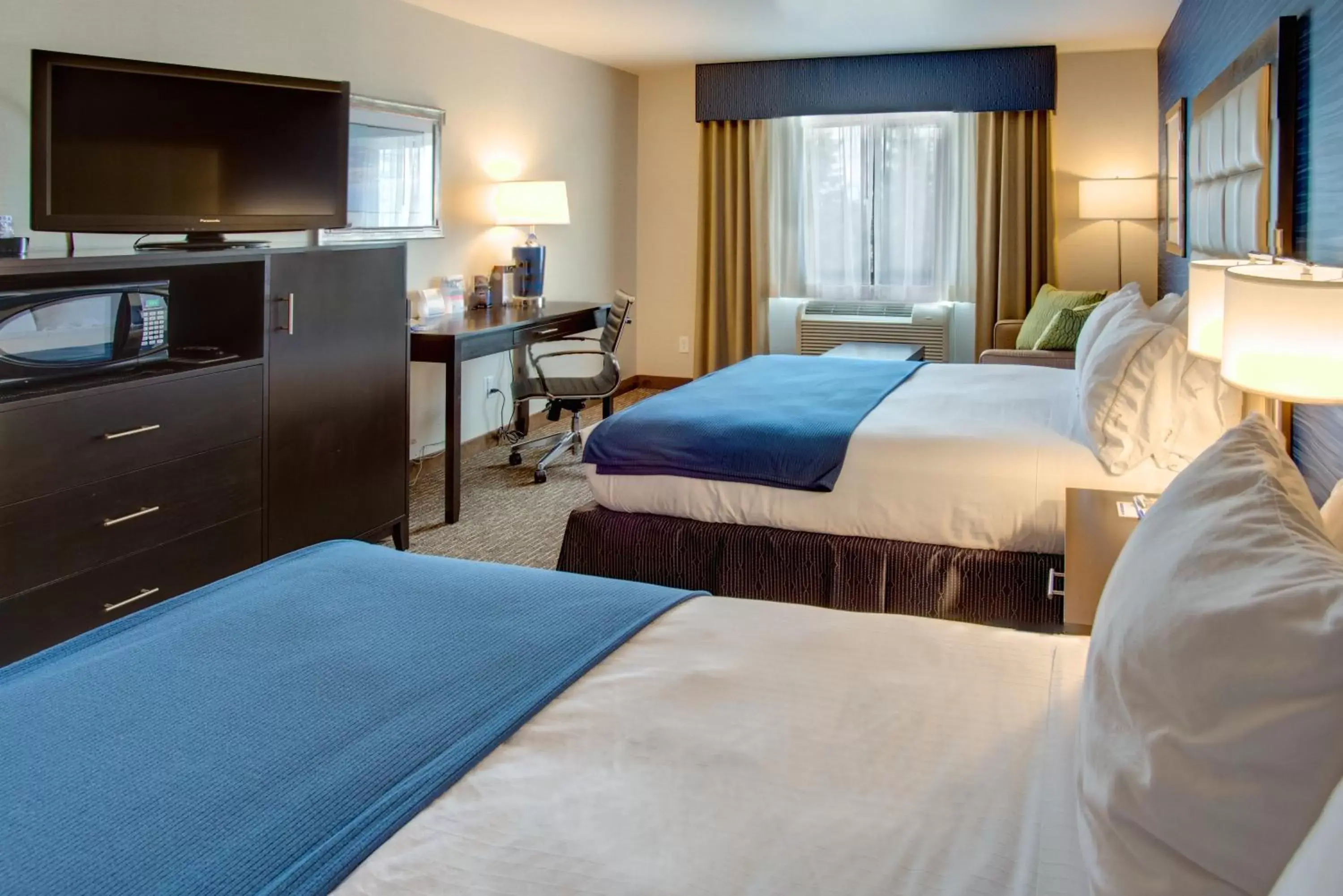 Photo of the whole room, Bed in Holiday Inn Express Bellingham, an IHG Hotel