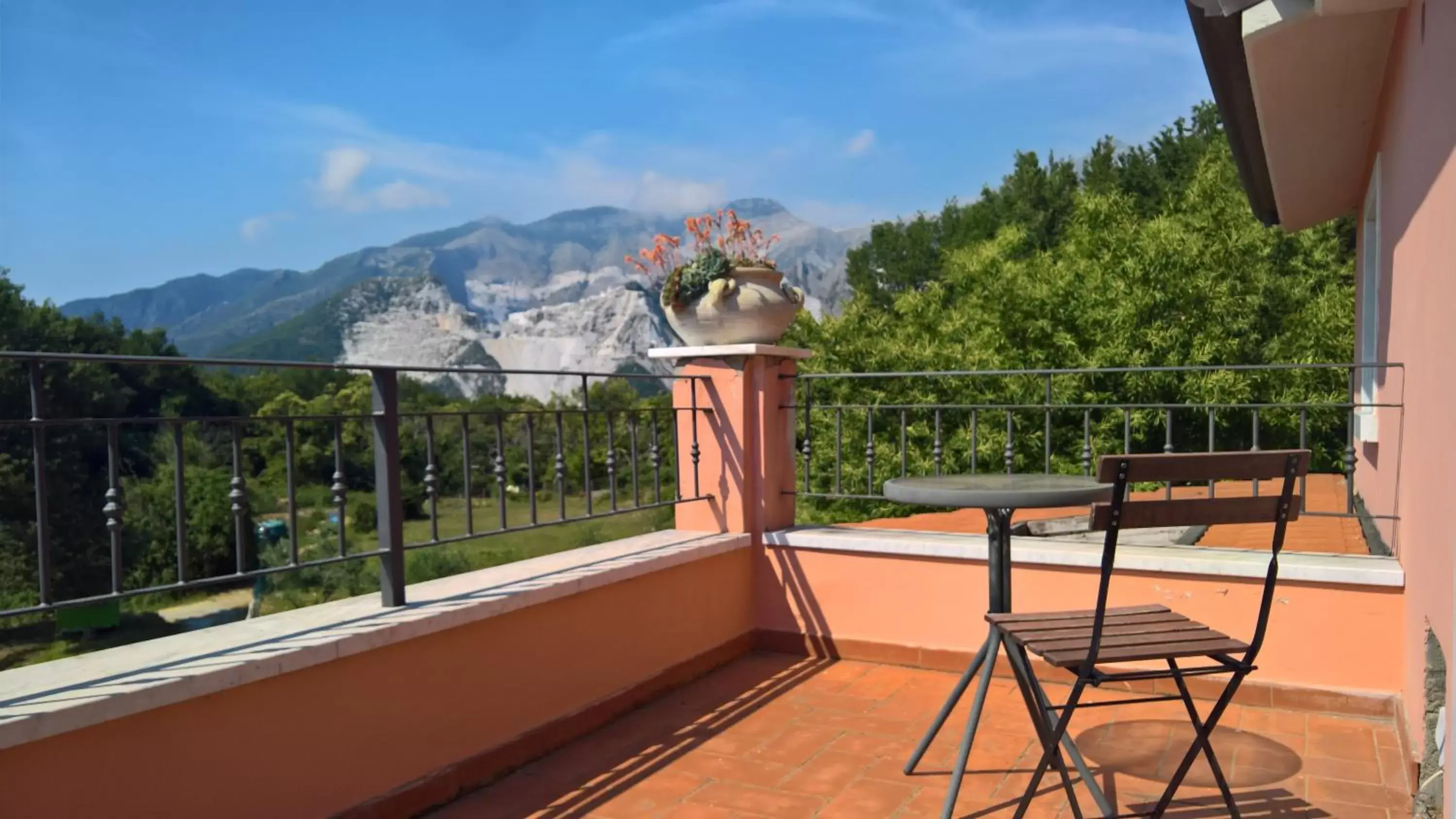 Landmark view, Balcony/Terrace in Il Nido Del Cuculo