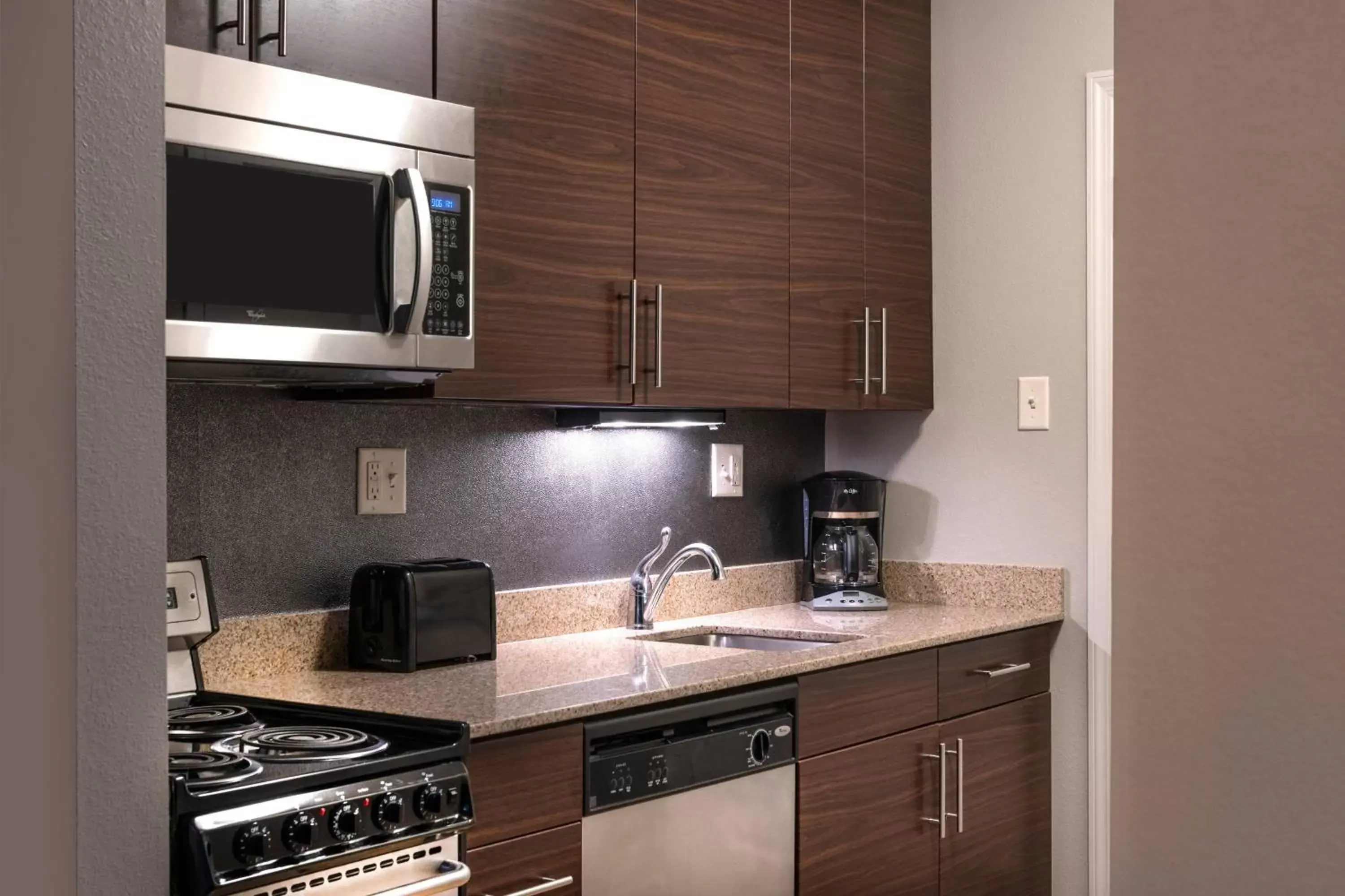 Kitchen or kitchenette, Kitchen/Kitchenette in TownePlace Suites by Marriott Providence North Kingstown