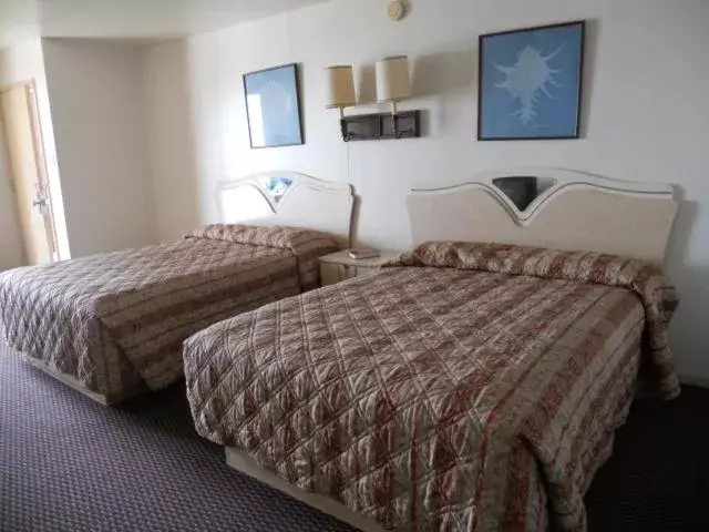 Queen Room with Two Queen Beds in Sea Shell Inn Motel