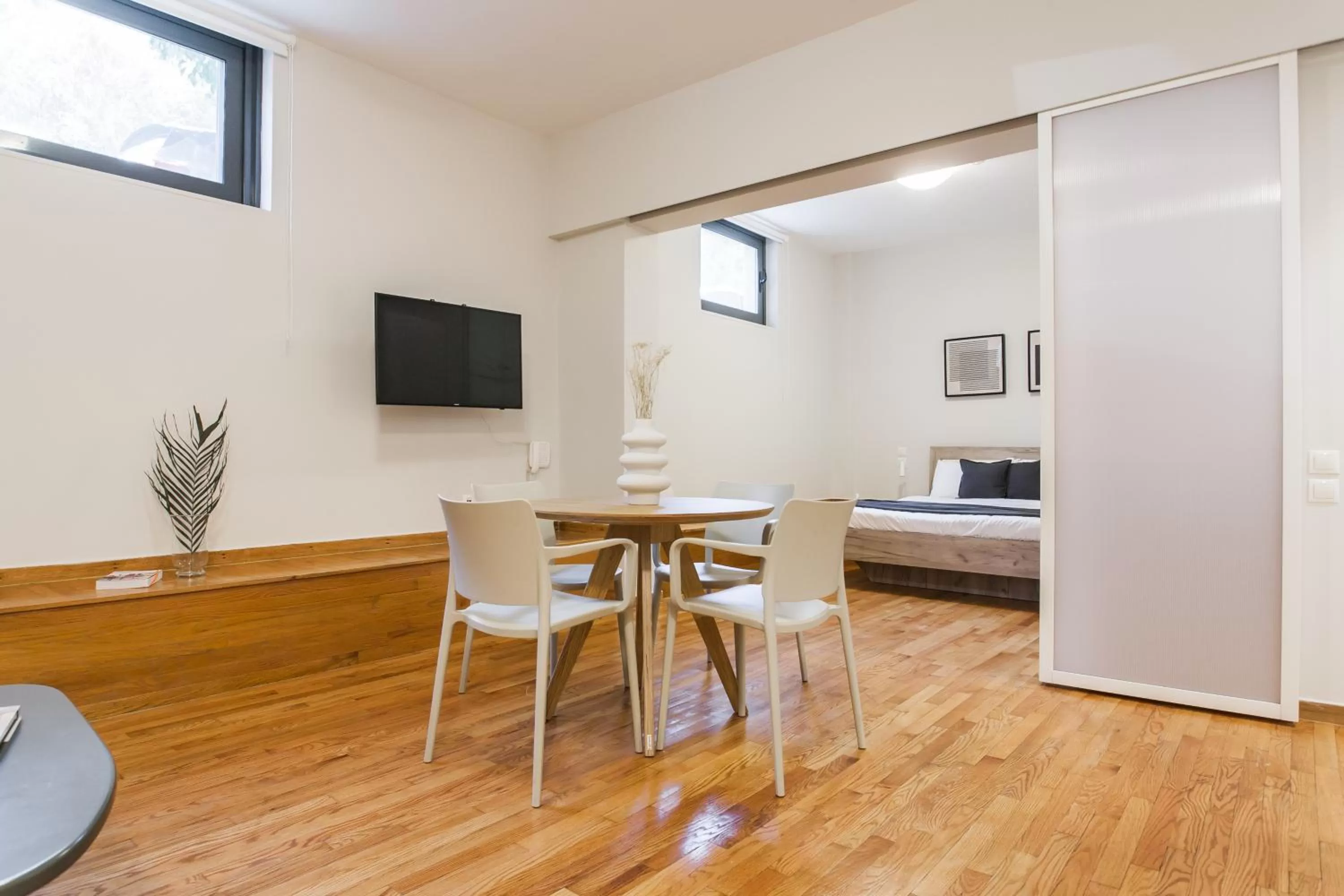 Dining Area in ZOIA The Hill by UPSTREET