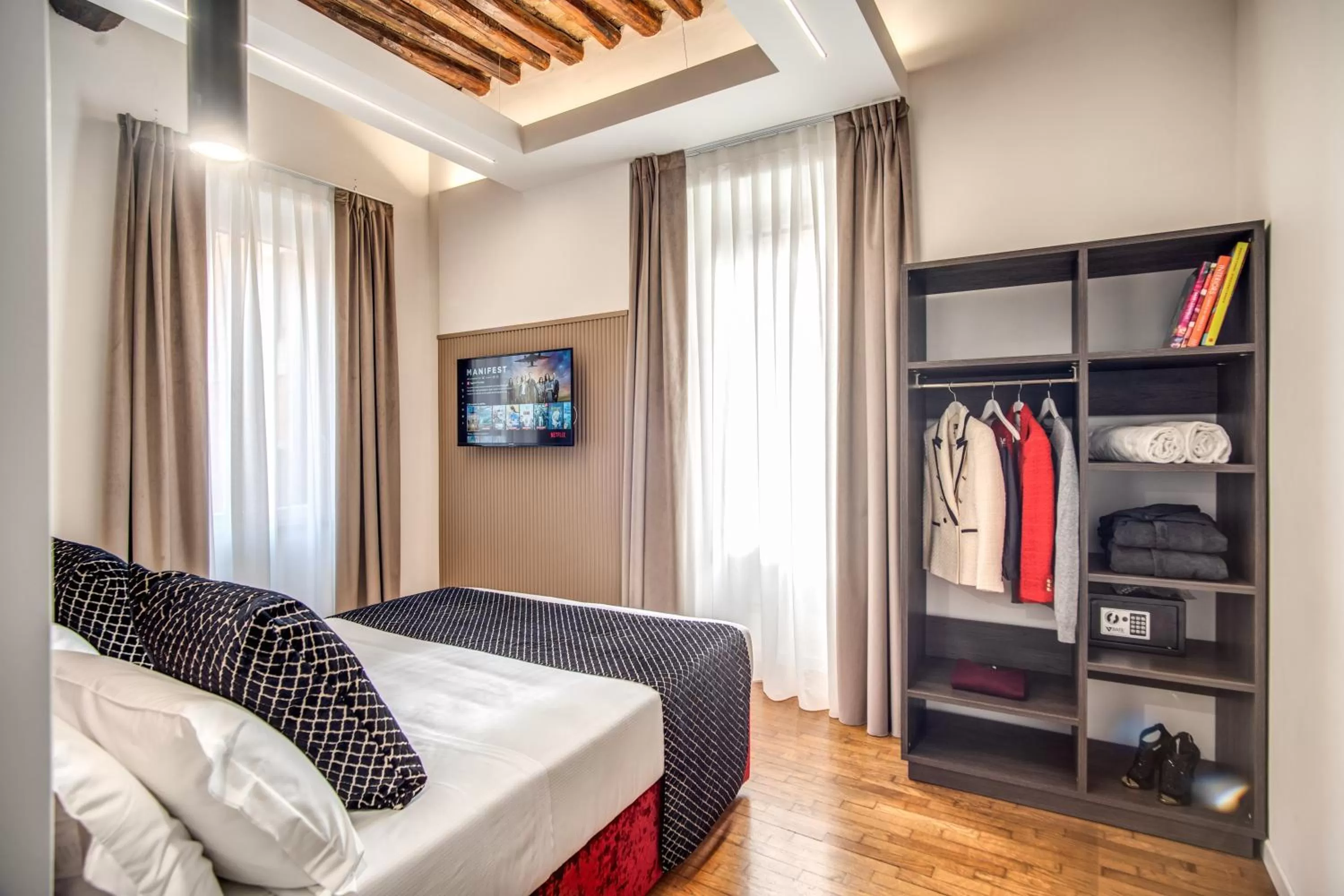 Photo of the whole room, Bed in Little Queen Suite