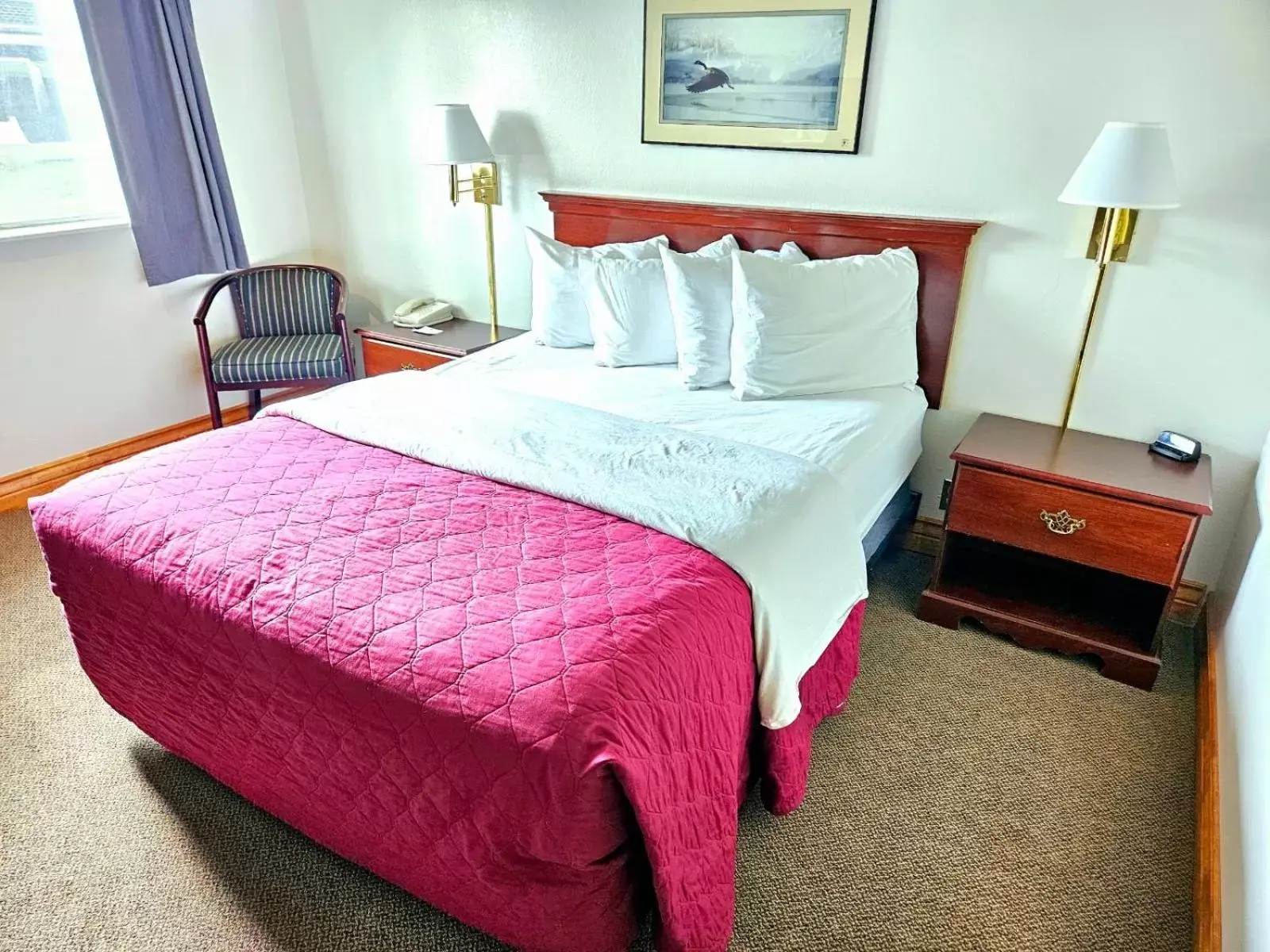 Queen Room in Affordable Inns Evanston