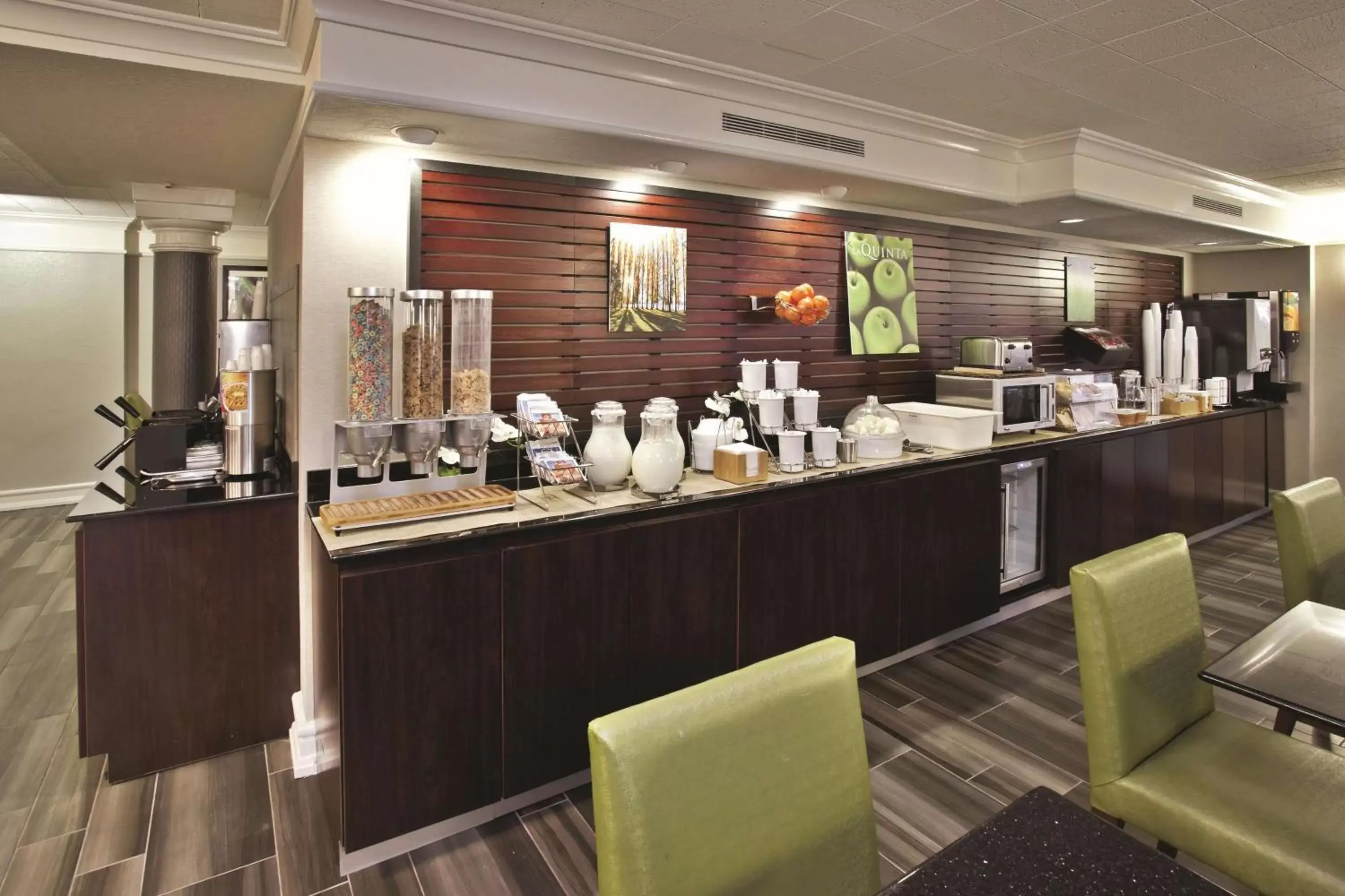 Restaurant/Places to Eat in La Quinta Inn by Wyndham Nashville South